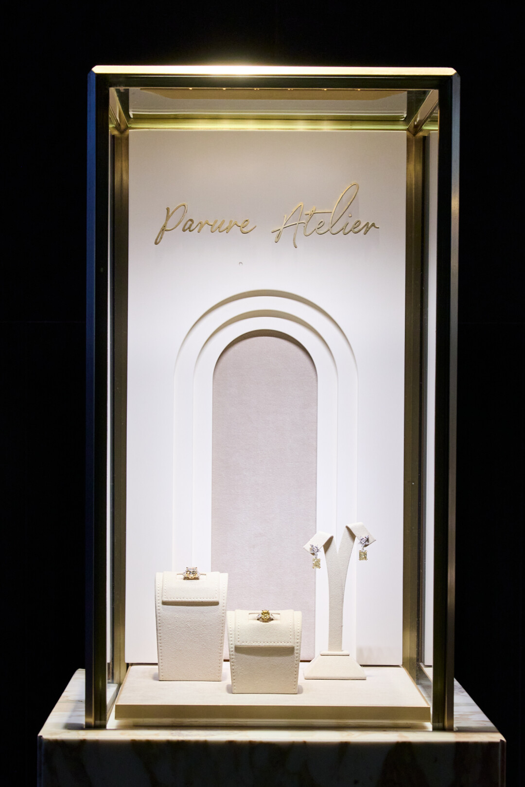 Витрины Parure Atelier в отеле Stella di Mosca