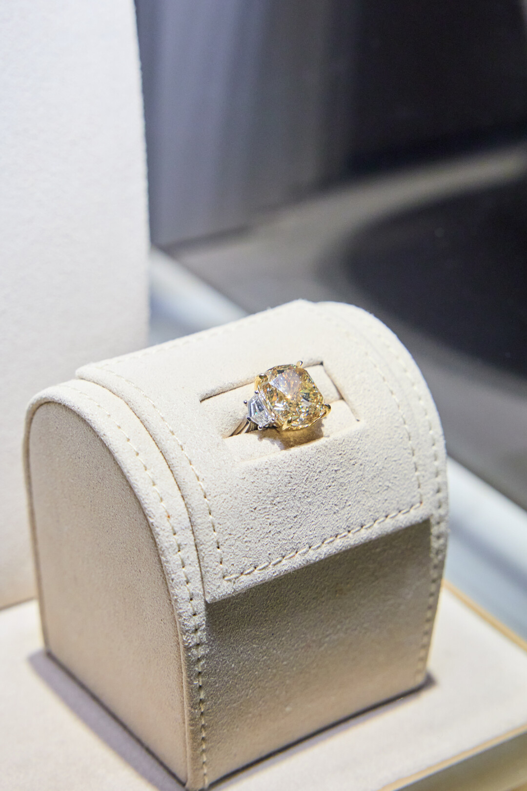 Витрины Parure Atelier в отеле Stella di Mosca