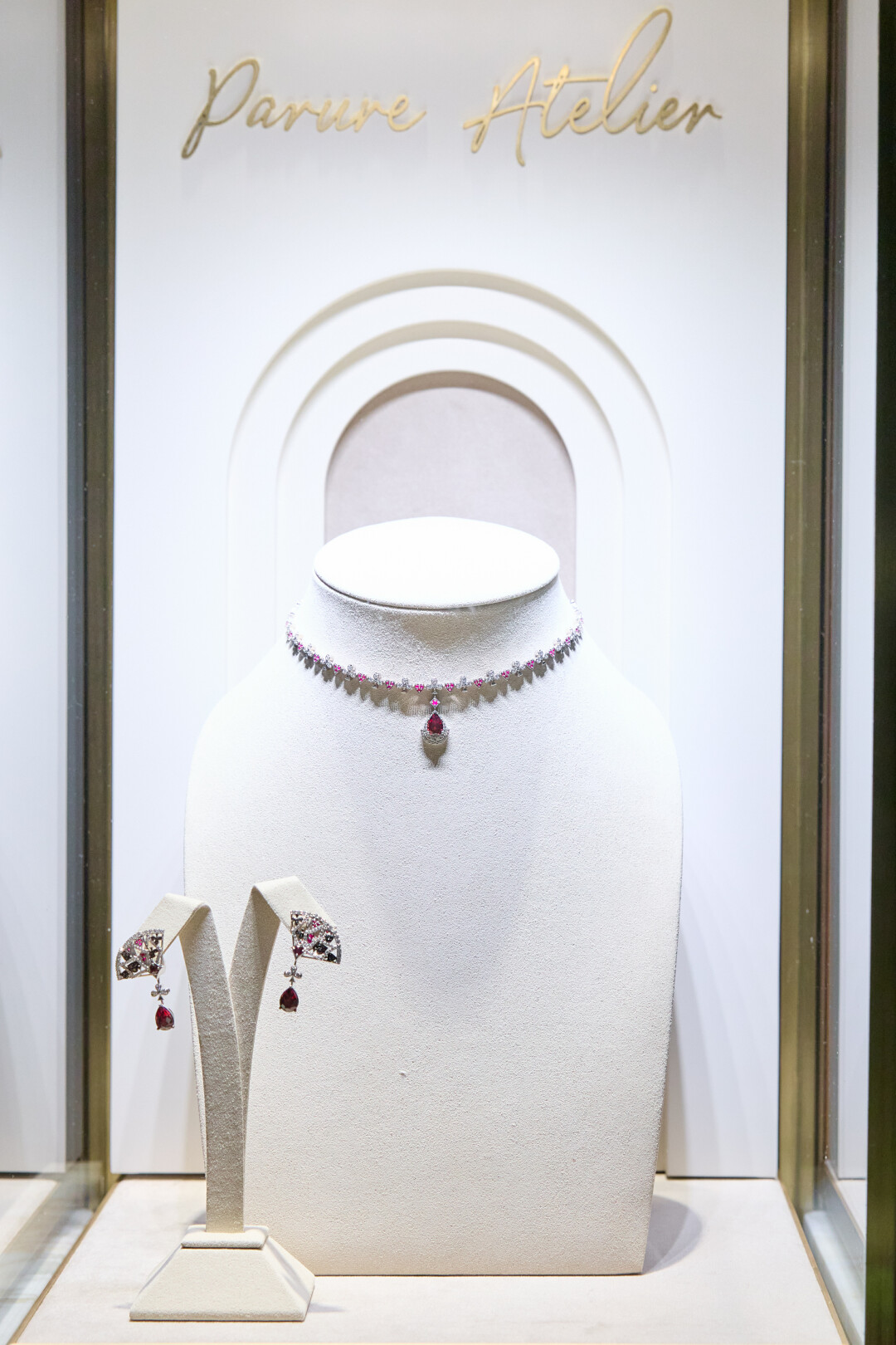 Витрины Parure Atelier в отеле Stella di Mosca