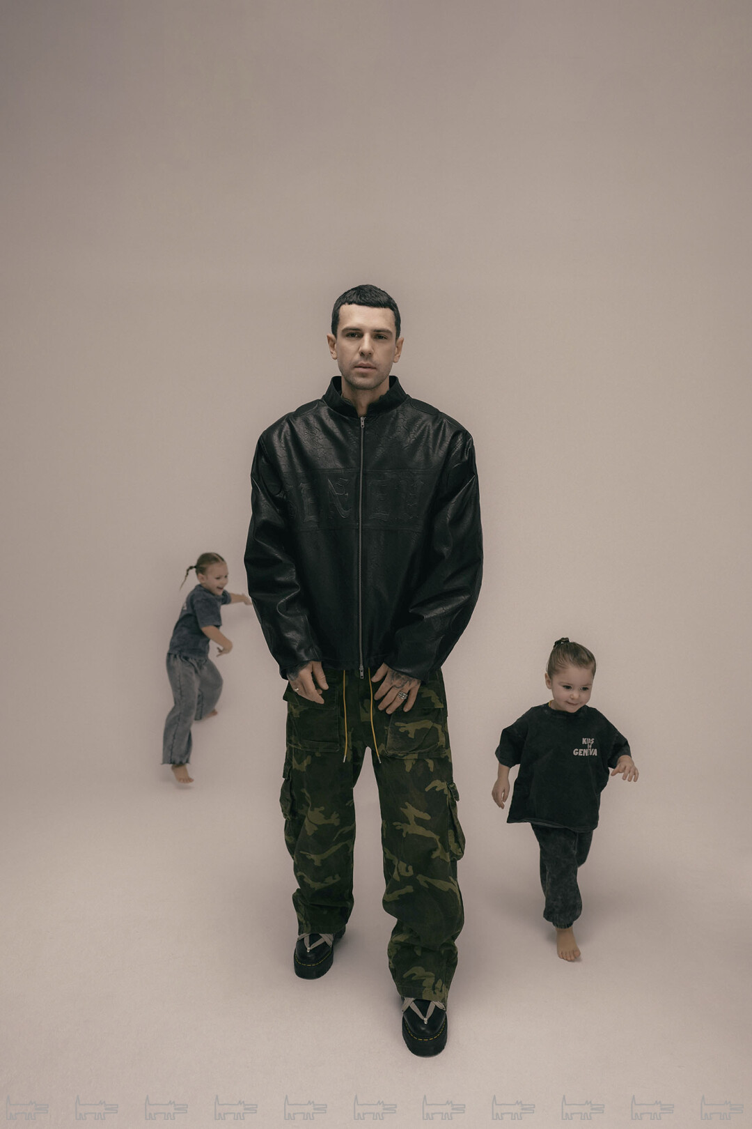 На Матвее: куртка и брюки GENEVA, обувь RICK OWENS X DR MARTENS. На Злате и Серафиме: футболки и брюки GENEVA KIDS