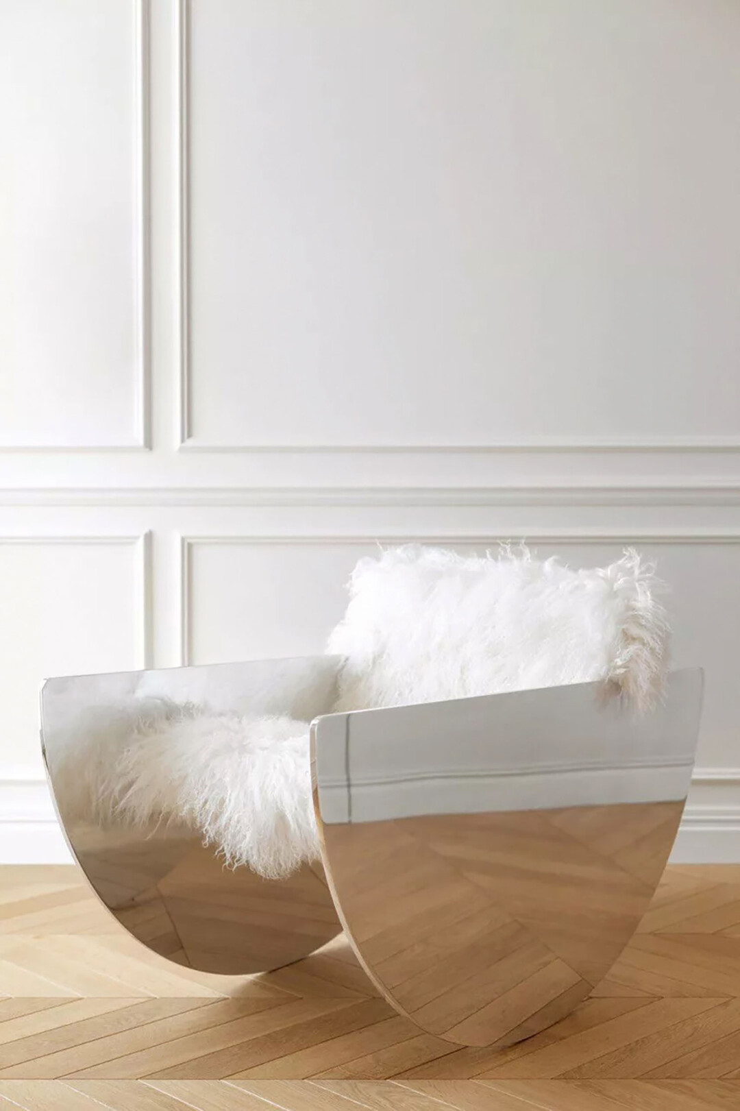 Кресло Luna от соосновательницы архитектурного бюро А2М Даны Матковской сделано из полированого алюминия и шерсти ламы