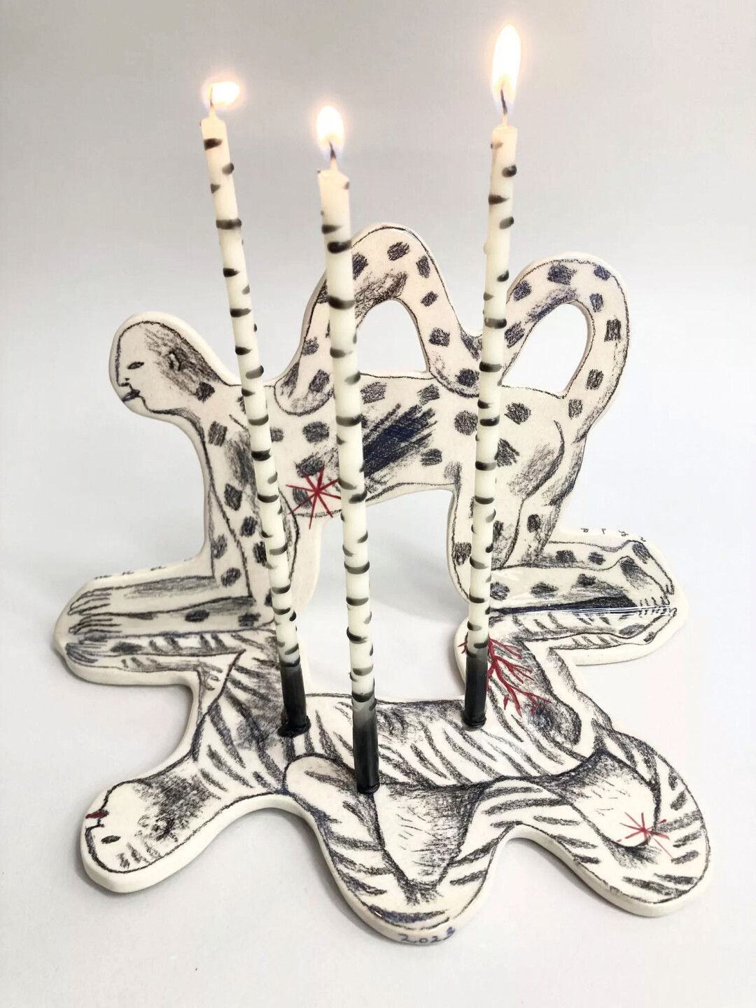 Алтарь «Нежный друг» керамиста Оксаны Афанасьевой (пис юник!) не только вручную расписан, но и вышит