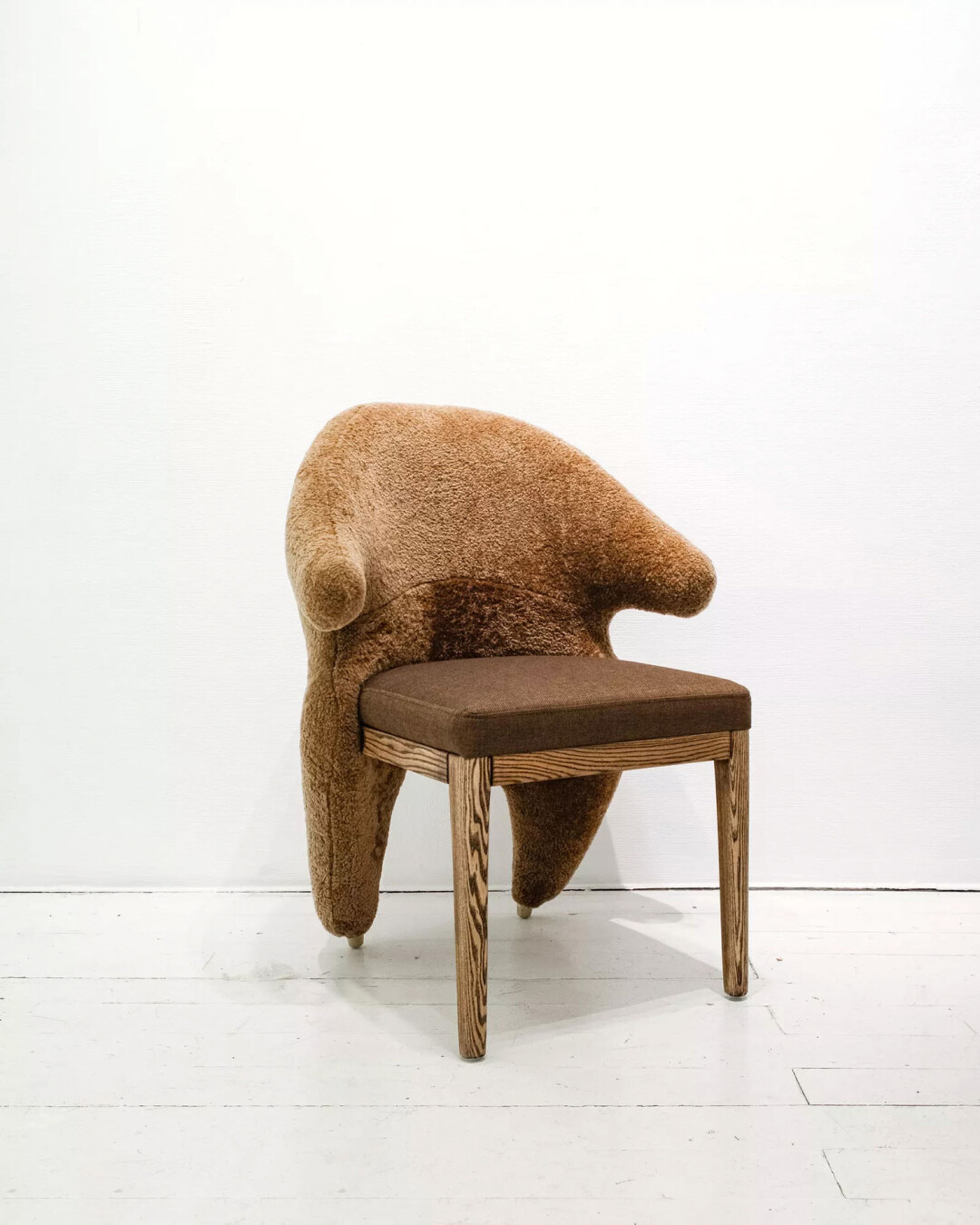 Оформитель интерьеров Юлия Ионова дебютировала с коллекцией Logua как предметный дизайнер (стул Teddy похитил наше сердце) — и сразу же попала в