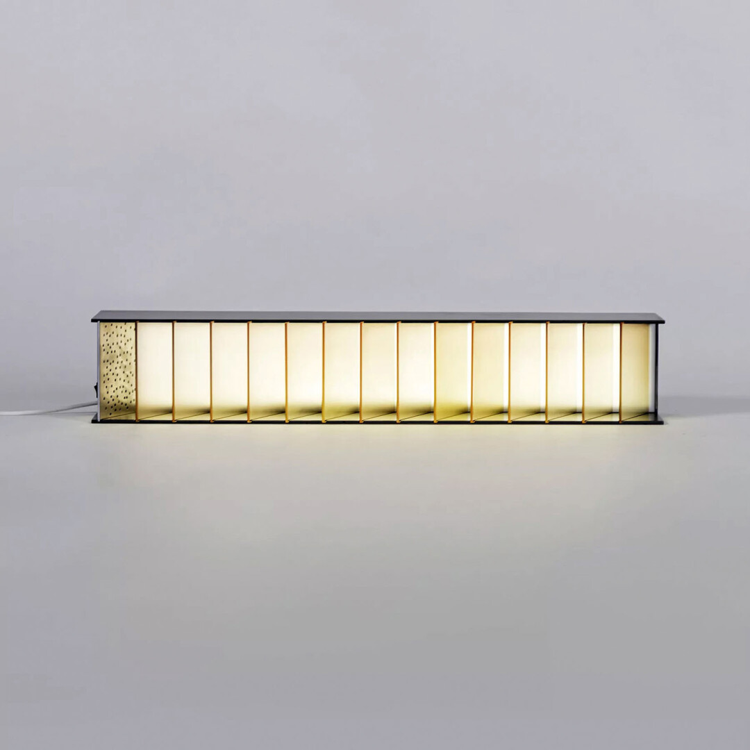 Лимитированные предметы дизайна — как этот светильник Comb — придумывают основатели бюро Saga, архитекторы Юлия Ардабьевская, Алина Квирквелия и Артем