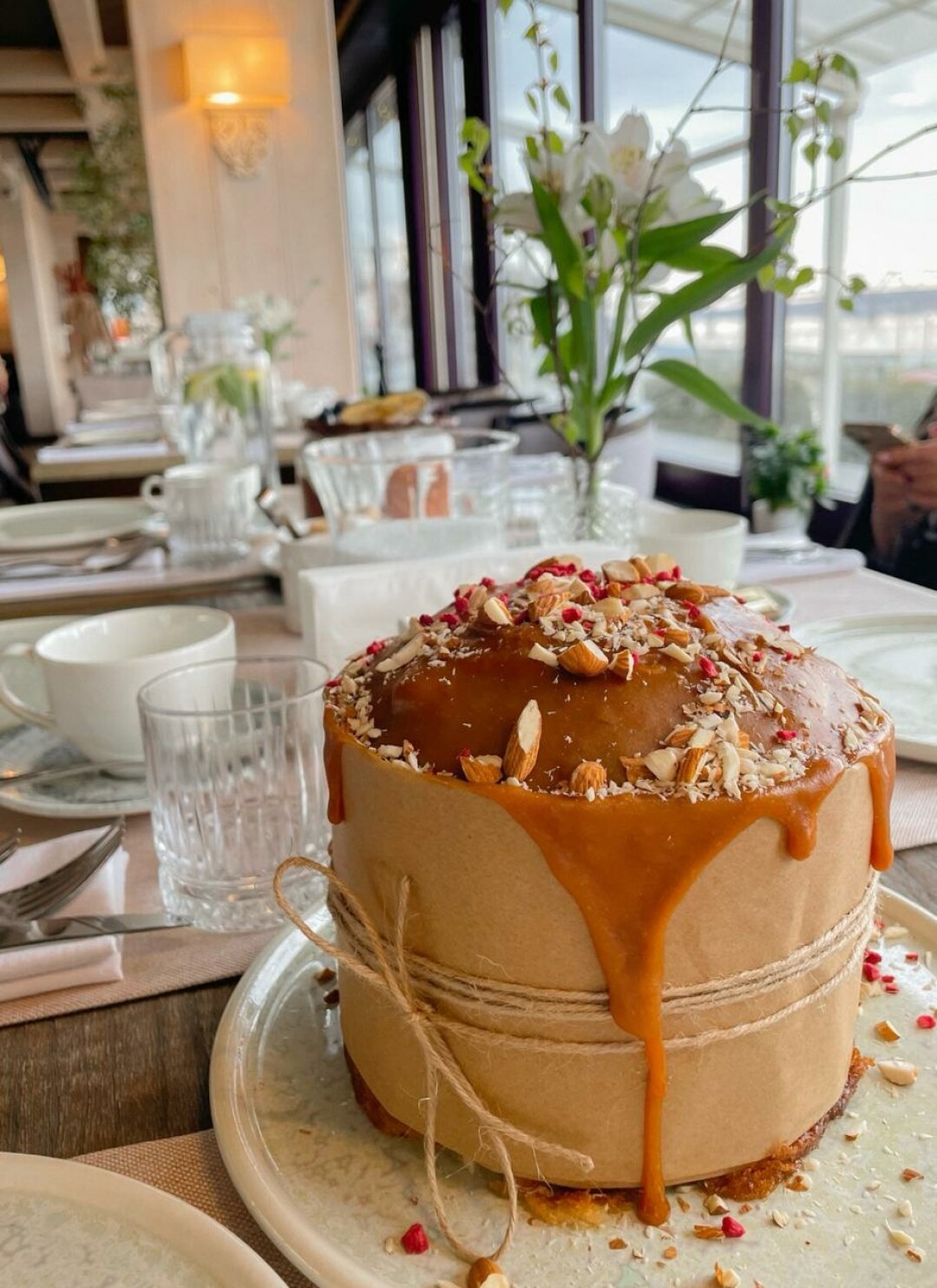 Кулич бриошь с апельсиновой карамелью, пропитанный сахарным сиропом с ромом, и жидким шоколадным центром.