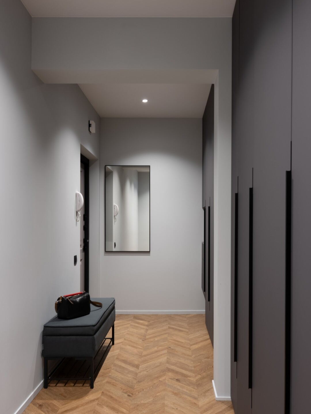 Точечный свет в коридоре и ванной мягко подсвечивает пространство, не перегружая его. Aelight