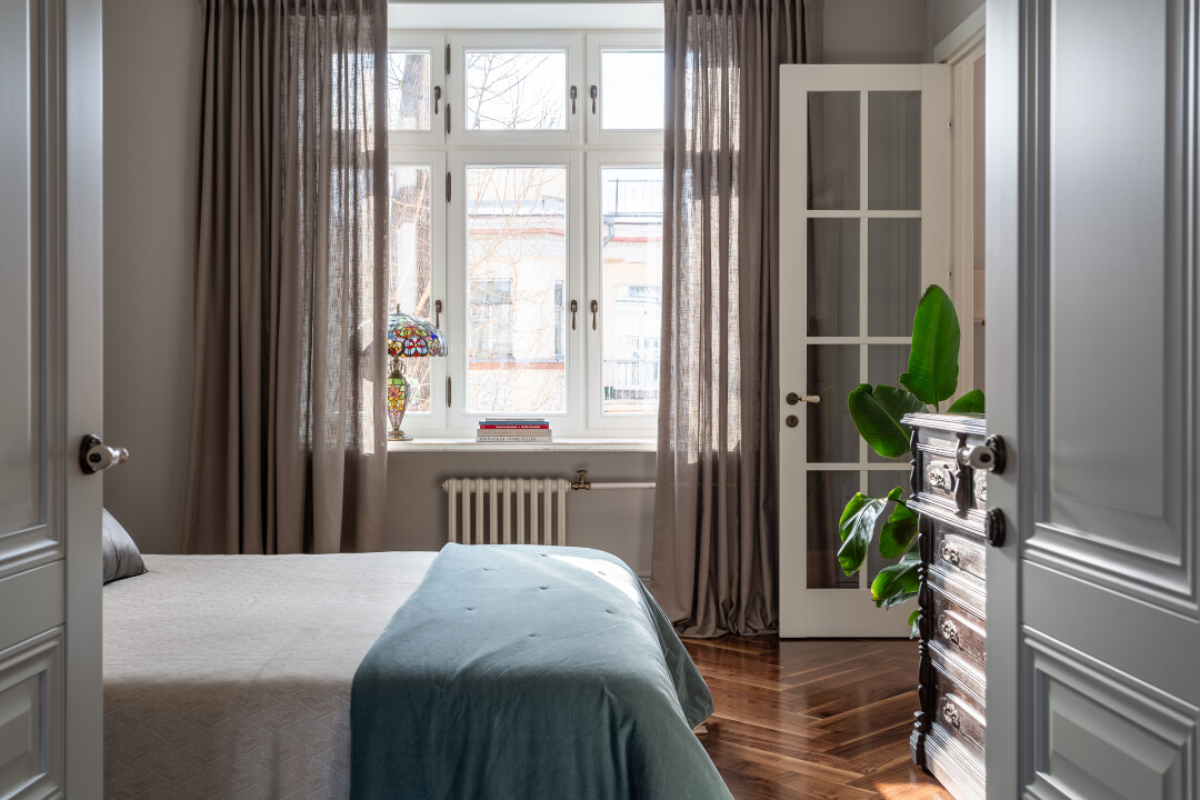 Высокие межкомнатные двери в классическом стиле Profil Doors, дополненные итальянской фурнитурой Fadex в цвете античная бронза, инкрустированы