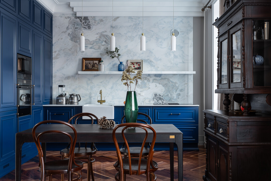 Элементы ретростиля в сочетании с современными трендами воплощены в подвесах Maytoni Antic. Aelight