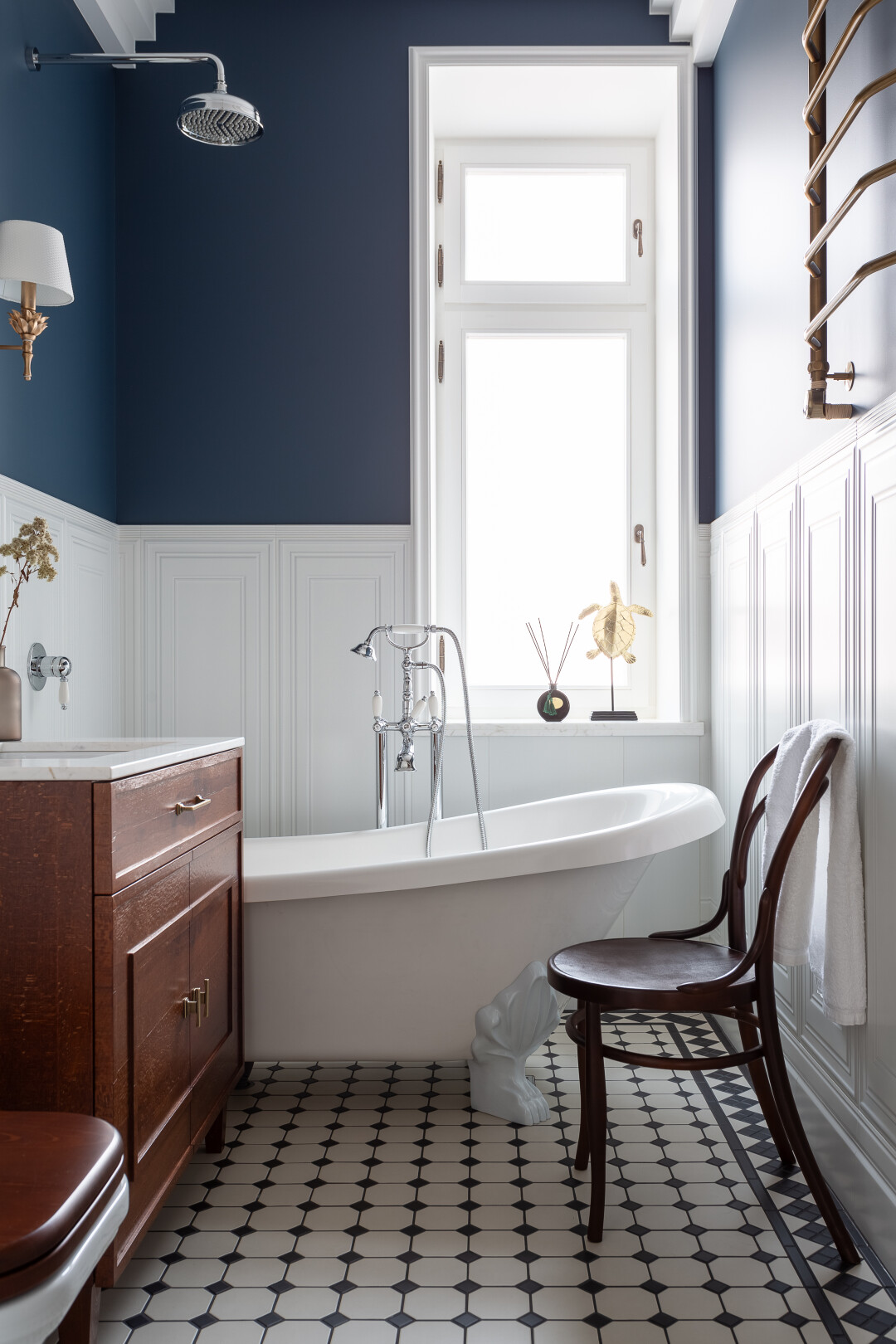 Люстра и бра Maytoni Barbara из штампованного металла стилизованы под листья тропических растений. Aelight