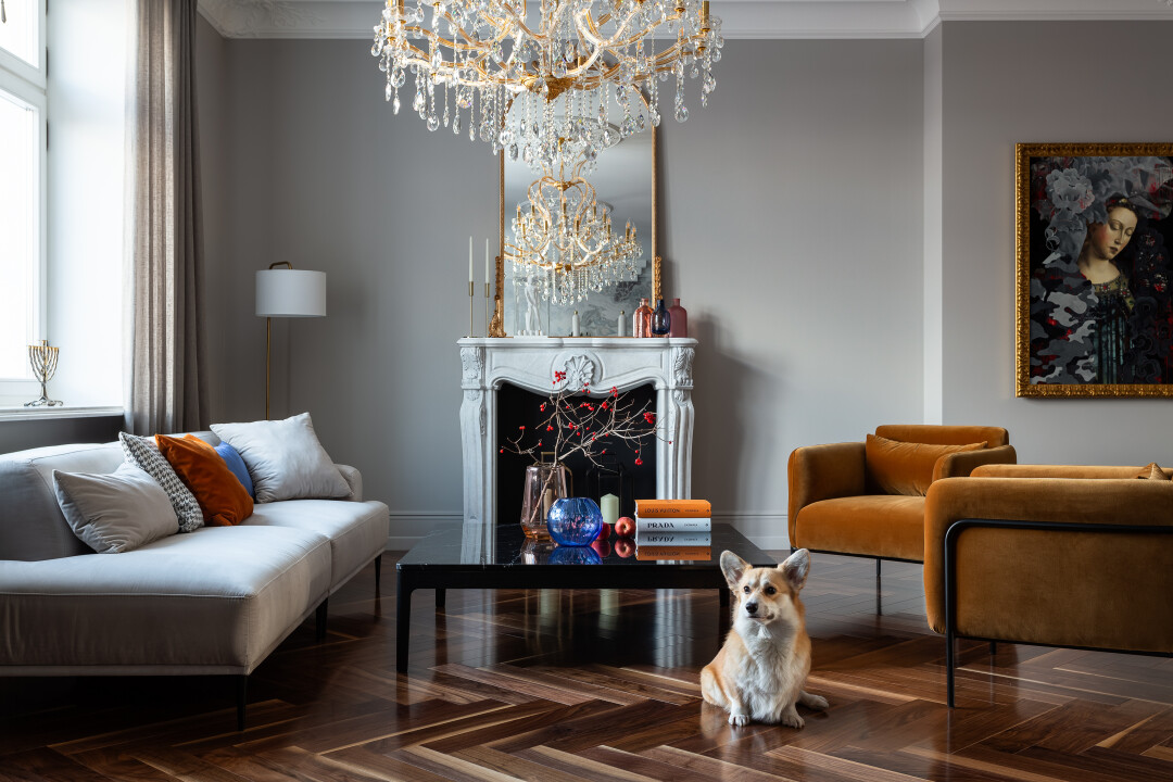 Хрустальные люстры и бра радужными переливами света и бликов празднично украшают квартиру. Aelight