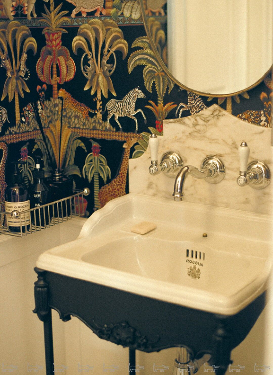 Для раковины с Уделки, по легенде продавца, демонтированной из особняка Матильды Кшесинской, сделали специальное подстолье и подобрали английские