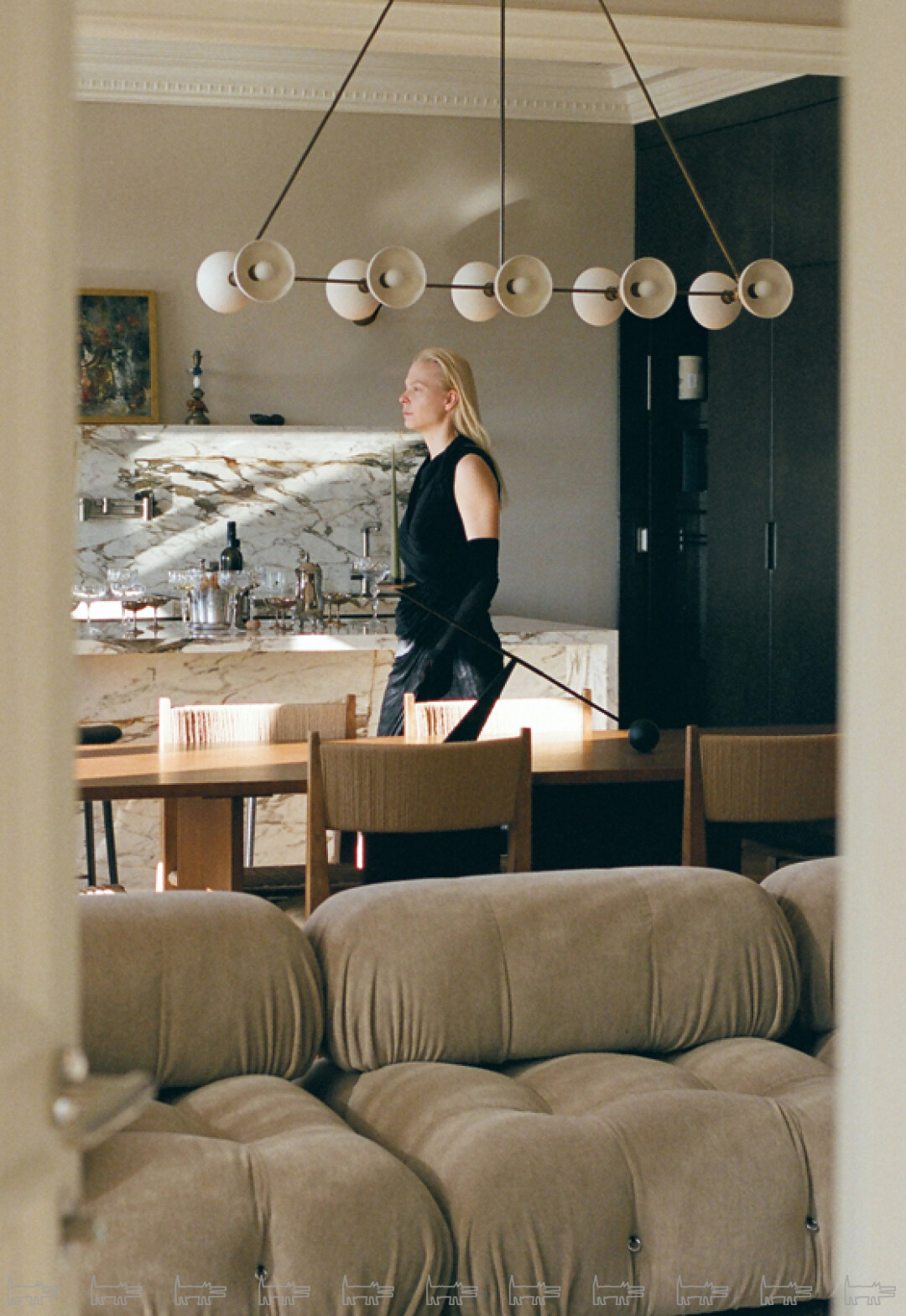 Акценты гостиной — люстра с фарфоровыми плафонами ручной работы нью-йоркского бренда Apparatus и диван B&B Italia