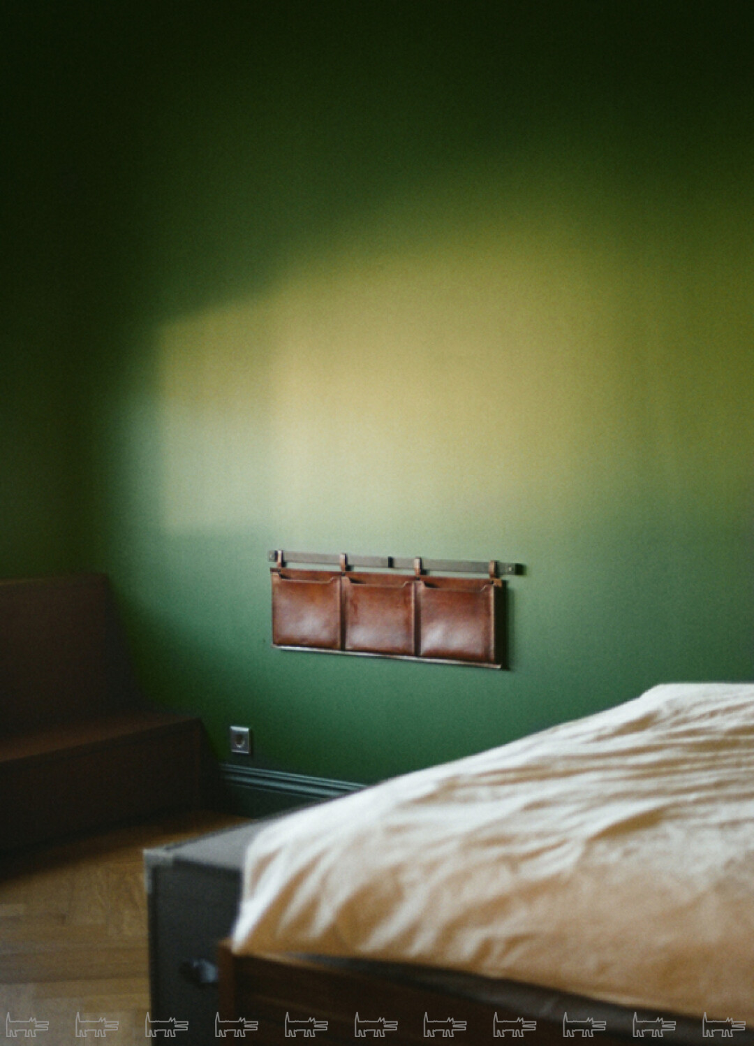 Стены детских комнат окрашены английской краской Little Greene, а однотонное постельное белье бренда Yunka сделано из 100-процентного льна на