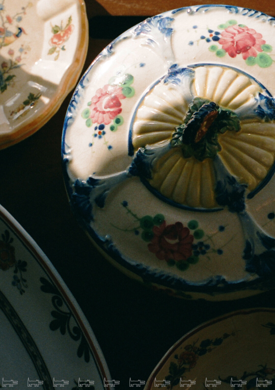 Коллекция посуды Тамары, где есть все — от кузнецовского фарфора до костяного фарфора ЛФЗ, — собиралась на Уделке