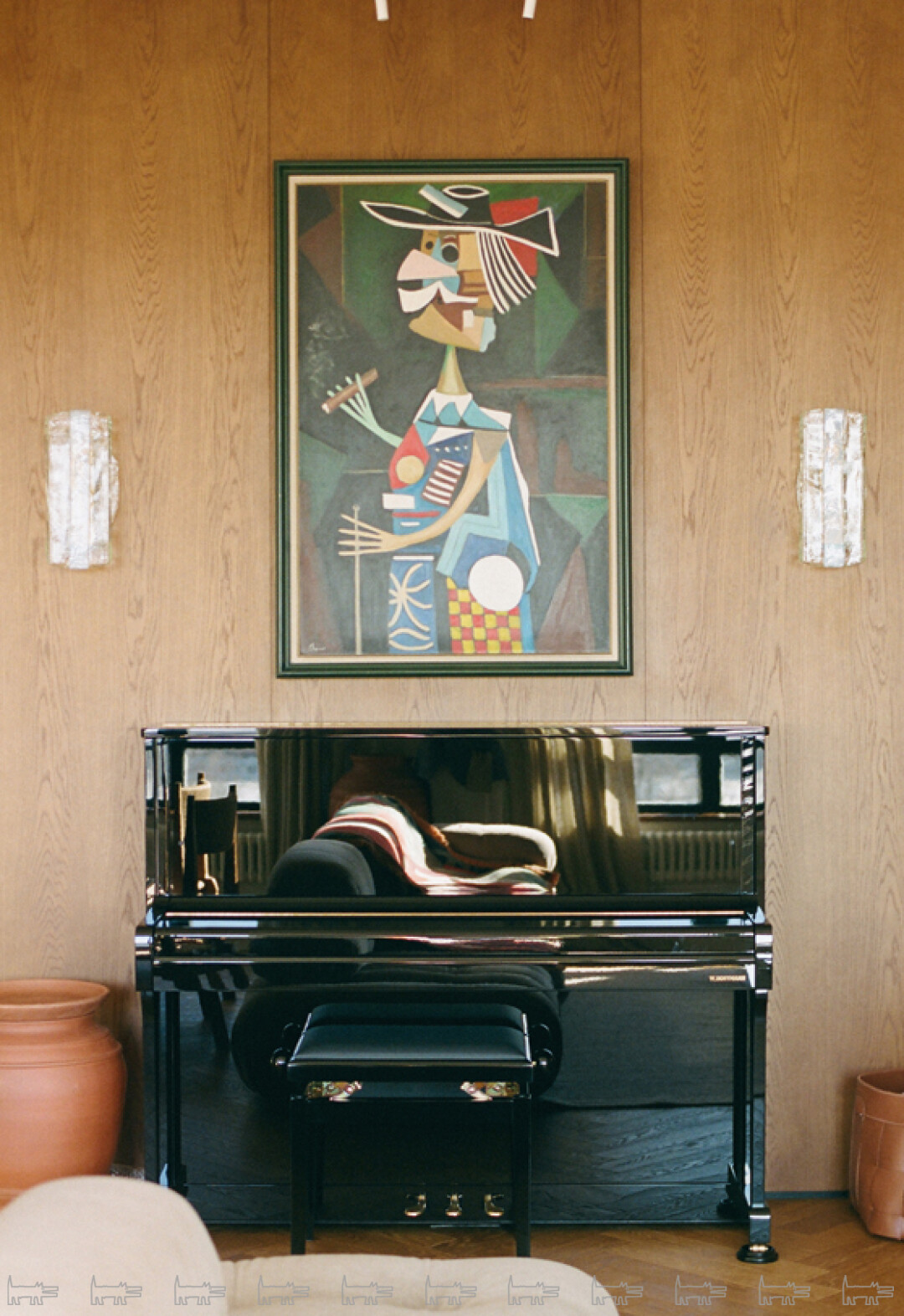 Картина «Артист» художника Ролана Шанко — посткубиста и приятеля Пикассо и Кокто — приехала в Петербург с французского антикварного рынка. По бокам