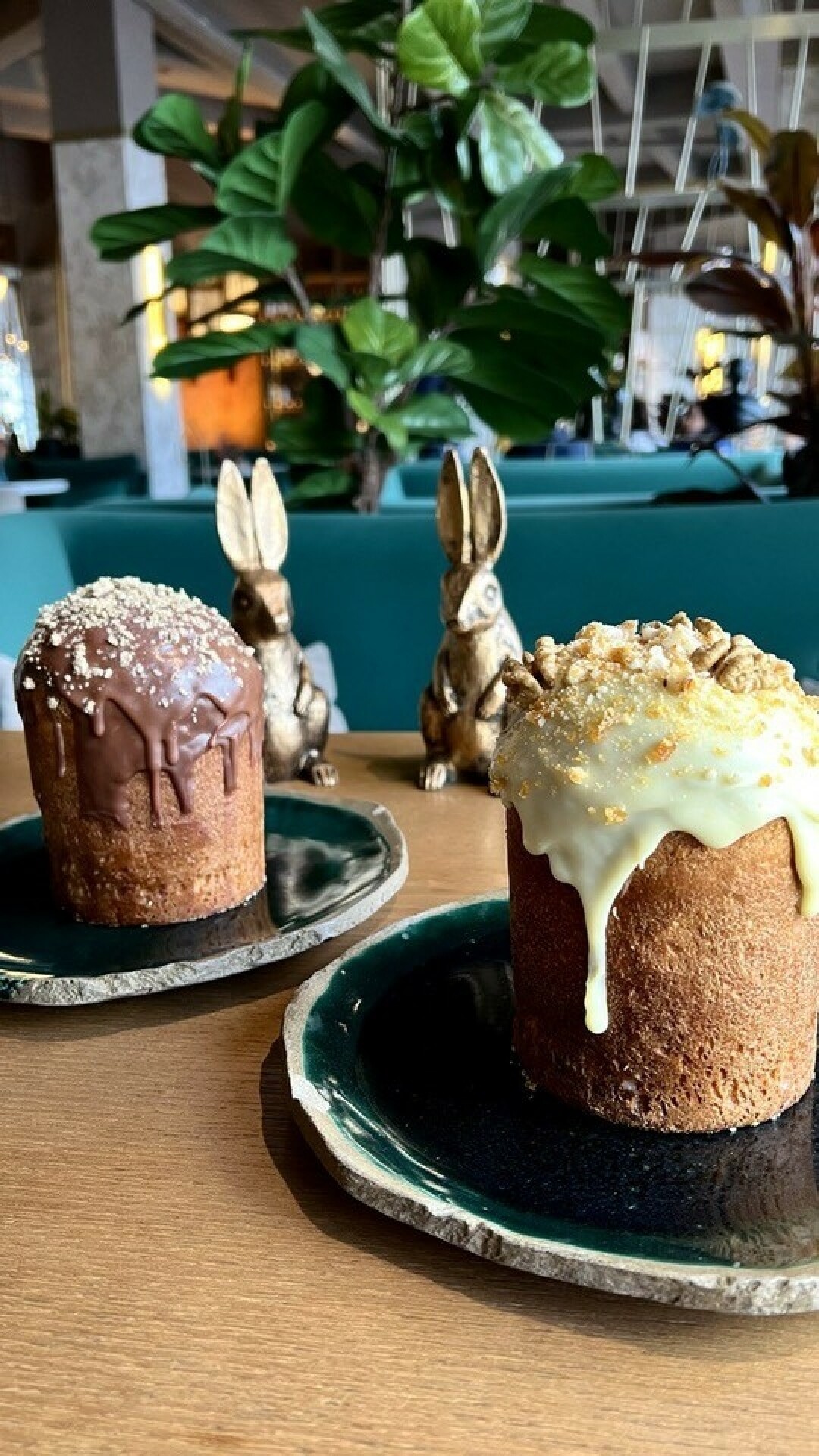 Кулич с белым шоколадом, орехами и карамелью Кулич с молочным шоколадом и халвой.
