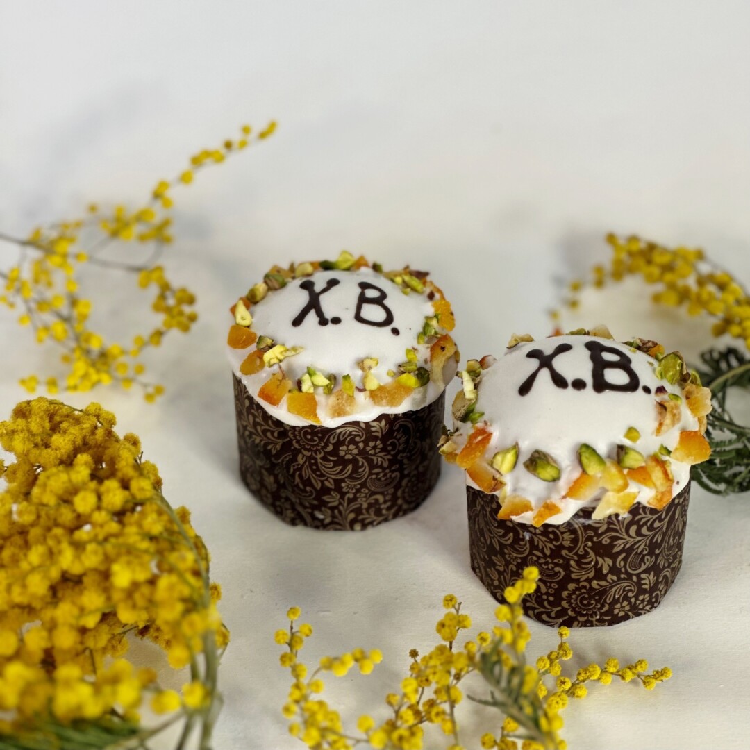 Кулич белый с изюмом и клюквой