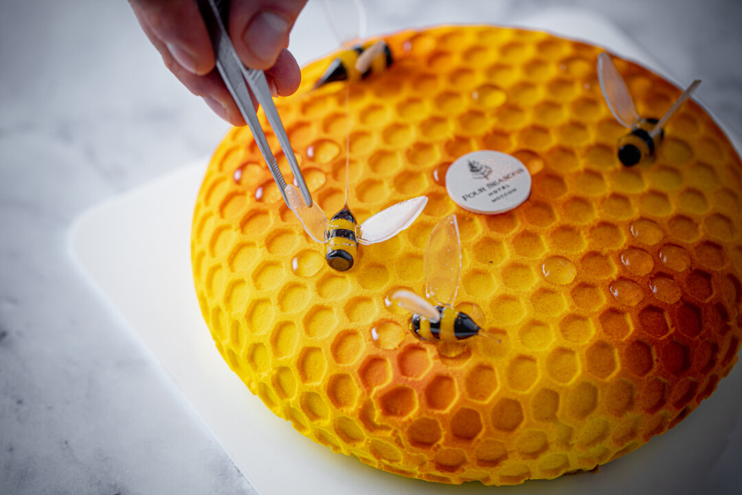 Торт «Медовик», разработанный по мотивам традиционного десерта в эксклюзивном дизайне