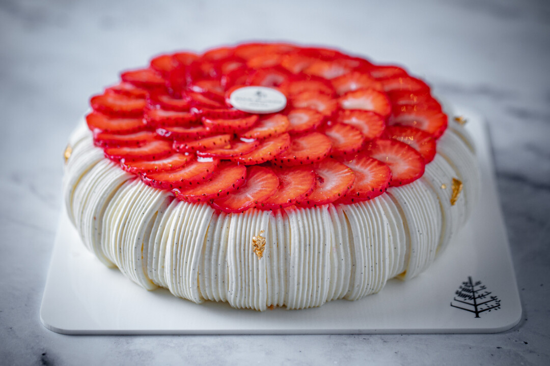 Торт «Фрезье» с миндальным бисквитом, начинкой из свежей клубники и кусочками сусального золота