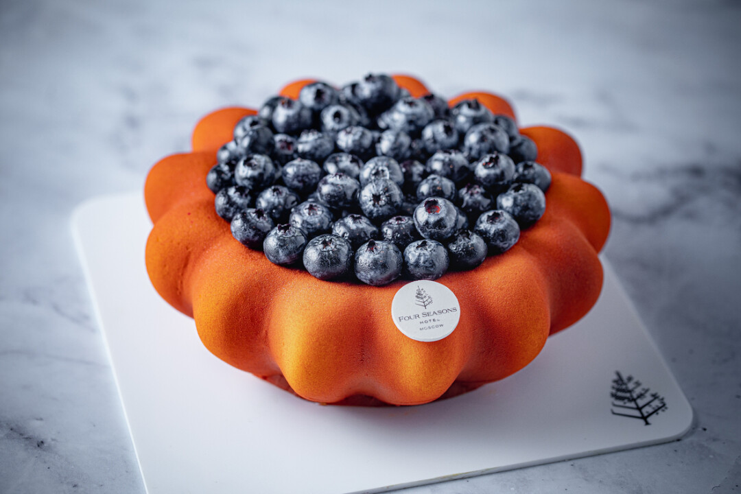 «Черничный тарт» с тонкими слоями сливочно-миндального бисквита и свежей черникой