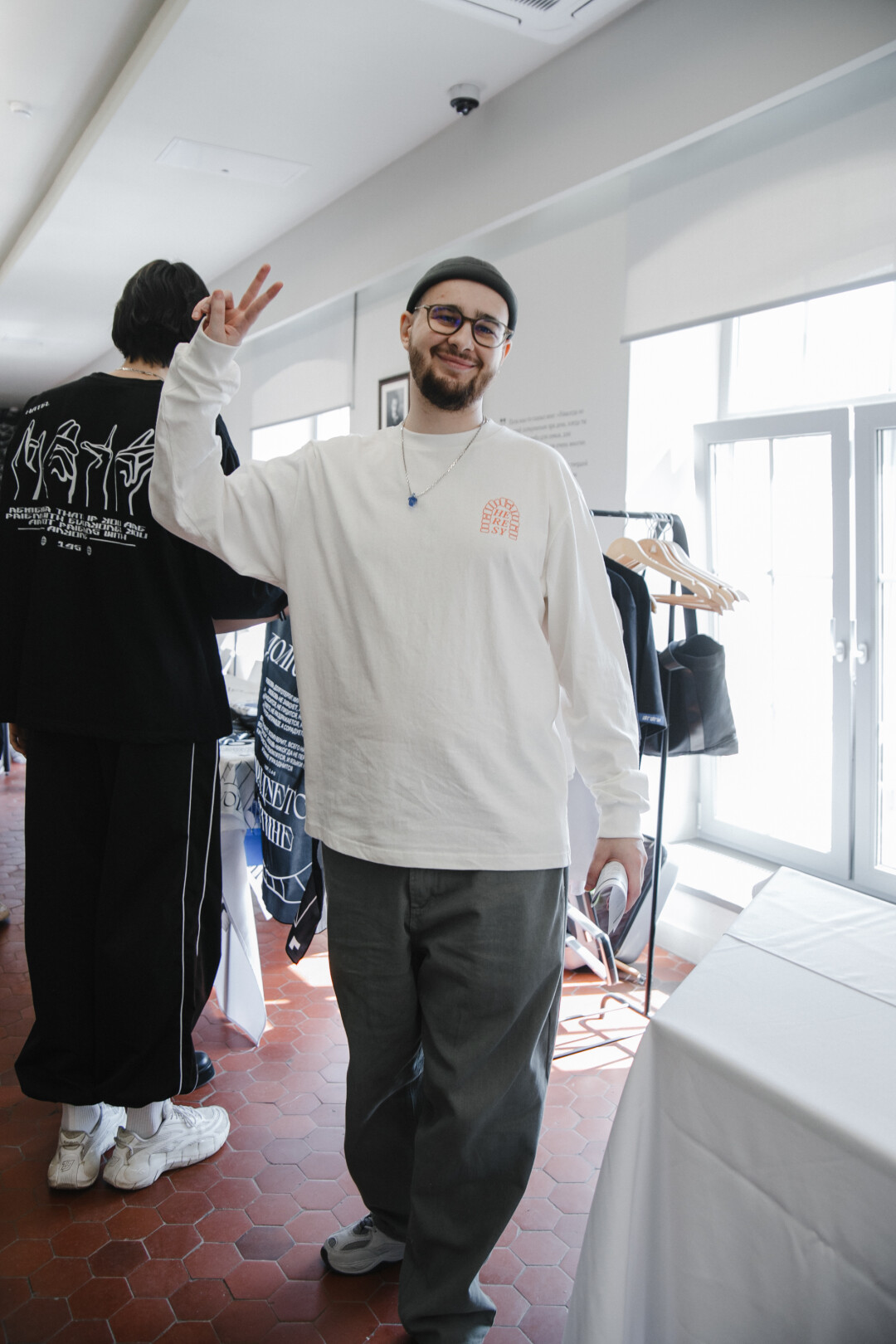 На Михаиле: докер от Руслана Усачева, подвеска соска SYMPTOM, лонгслив HERESY, штаны obey, кроссовки Nike M2K Tekno