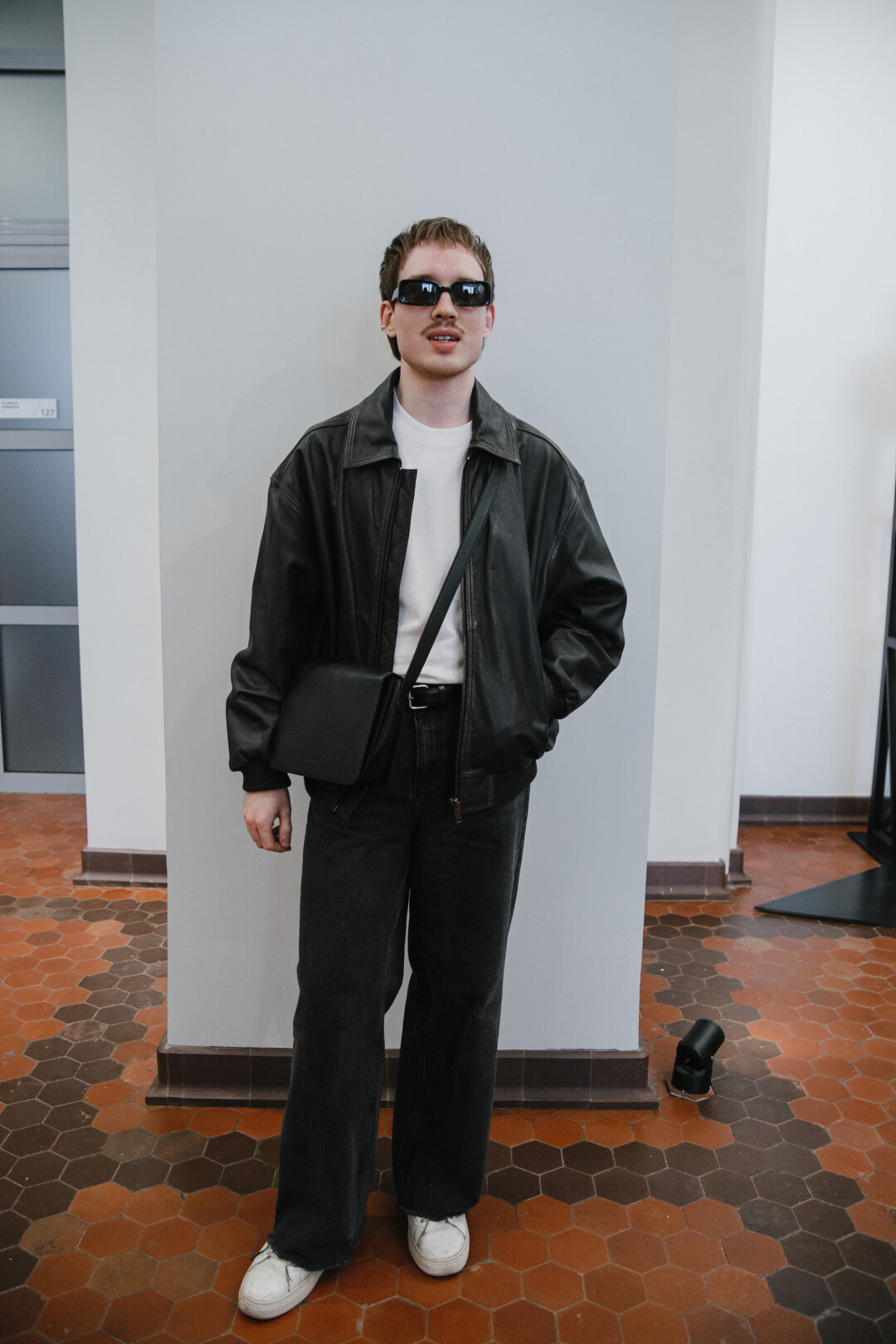 На Владиславе: очки КУЛЬТУРА, кафф SYMPTOM, куртка MAAG, футболка ARKET, сумка Article & Goods, джинсы Befree, кеды Vagabond