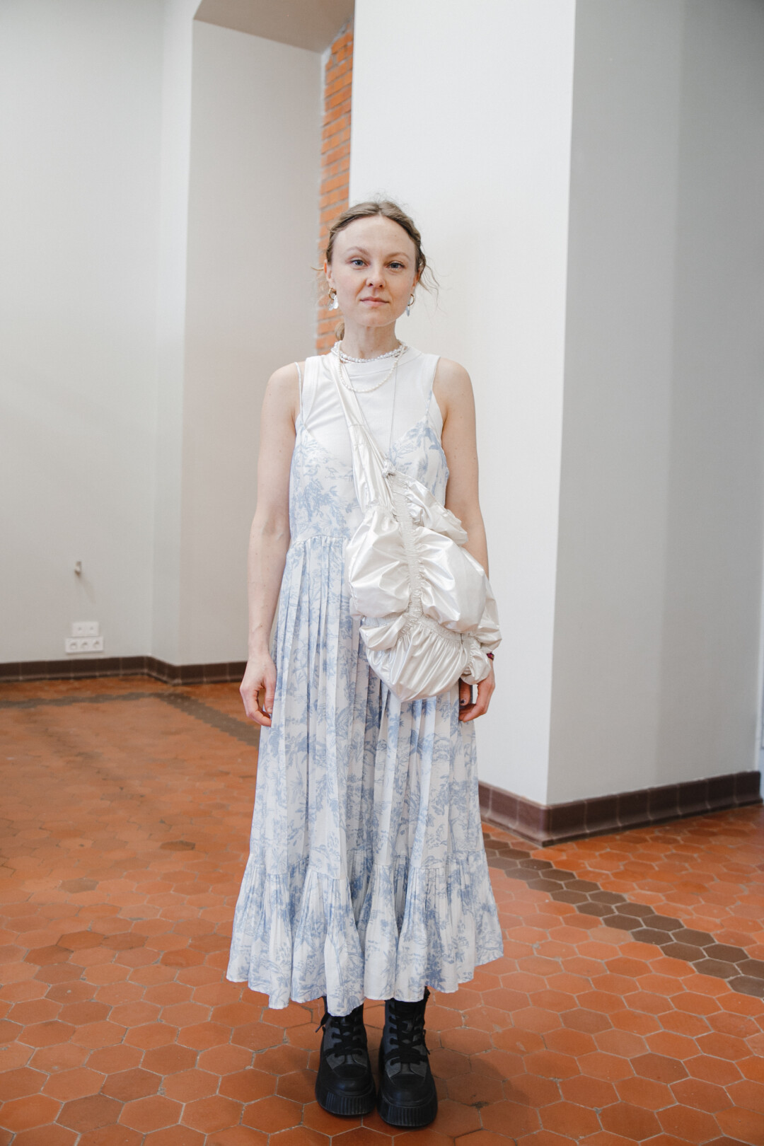 На Алине: сережки из шоурума в Тель-Авиве, майка no name, платье H&M, сумка AliExpress, ботинки московского дизайнера, фенечка из Вьетнама