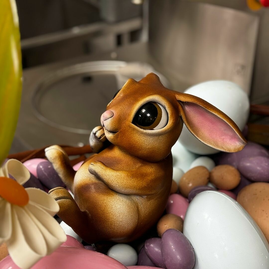 Шоколадная скульптура: корзина с пасхальными яйцами и кроликом