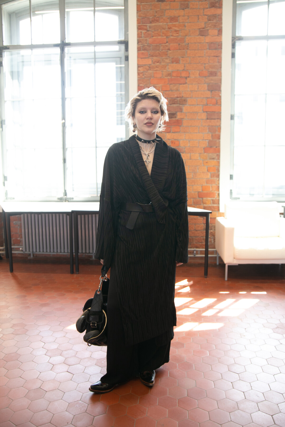 На Алине: серьги AliExpress, кафф RUSHEV, чокер с Апраксина двора, крест из Армении, кимоно и брюки индивидуального пошива, казаки (которые не пишут