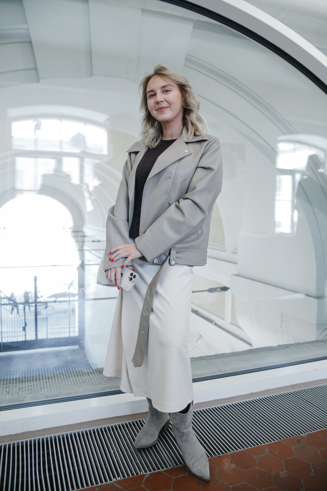 На Арине: косуха и кофта Zarina, юбка no name, сумка Michael Kors, казаки «Эконика»