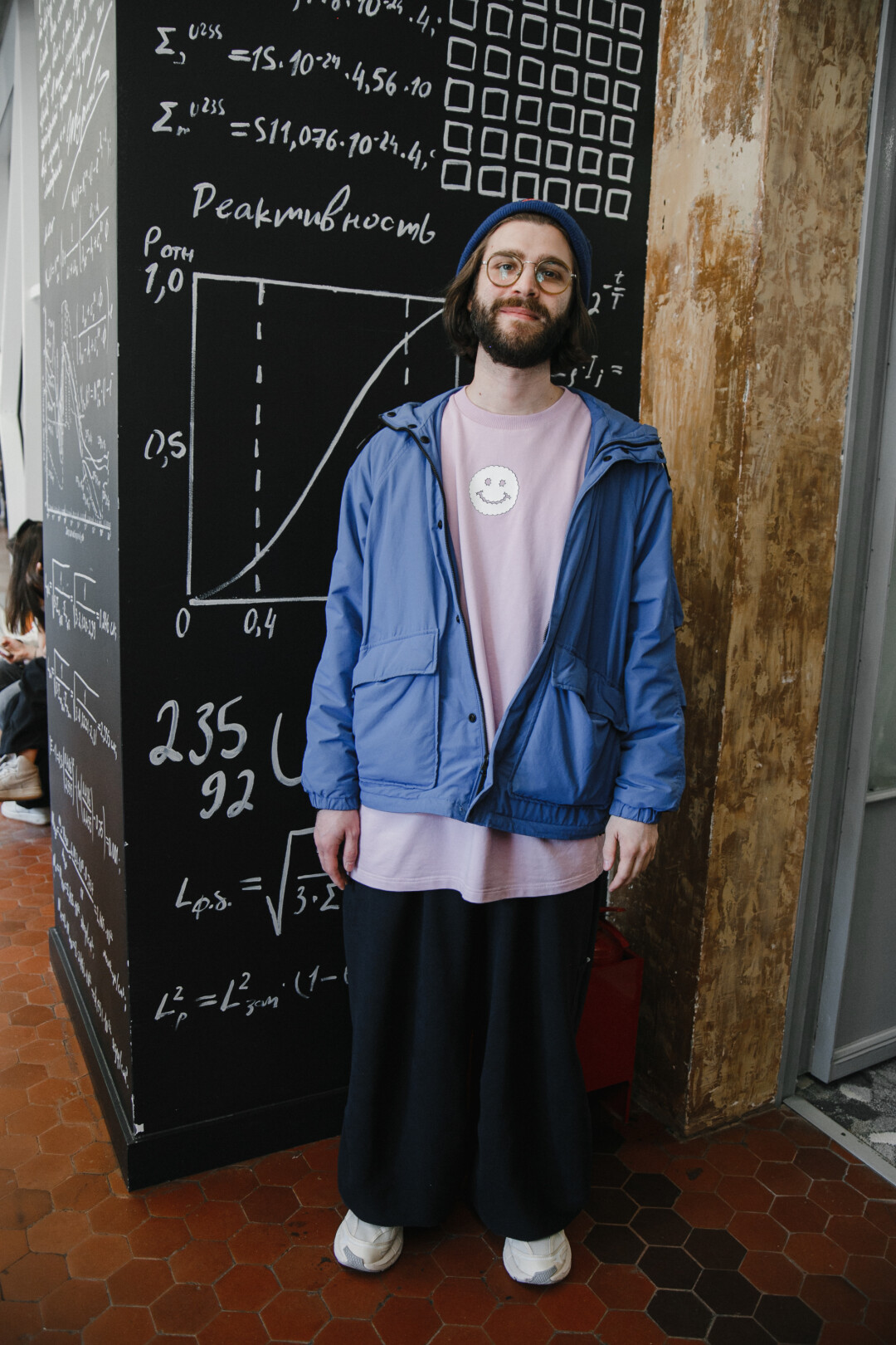 На Леше: ветровка Zara, свитшот «КРУЖОК», шапка Nike, очки David Beckham, штаны Anglan, кроссовки PUMA