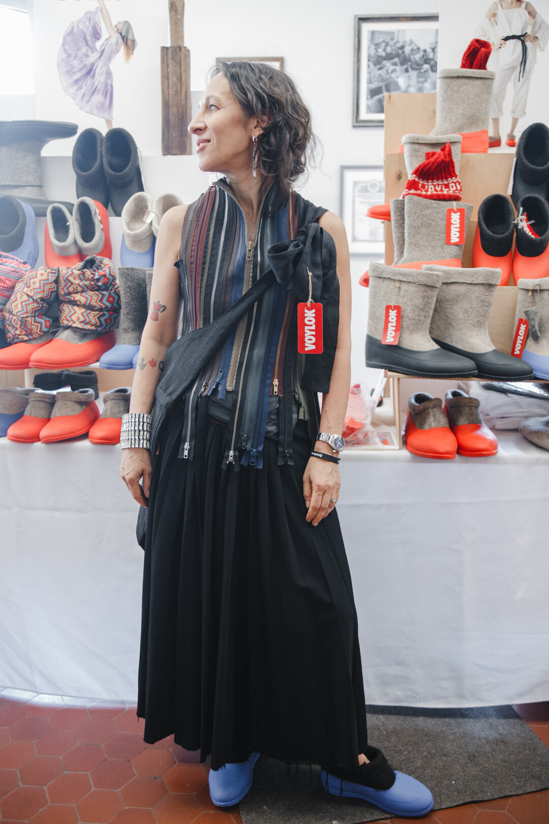 На Иле: котомка и валенки VOILOK, винтажная жилетка от Maison Margiela, юбка no name, браслет Golden Blues, моносерьга Totem Forest