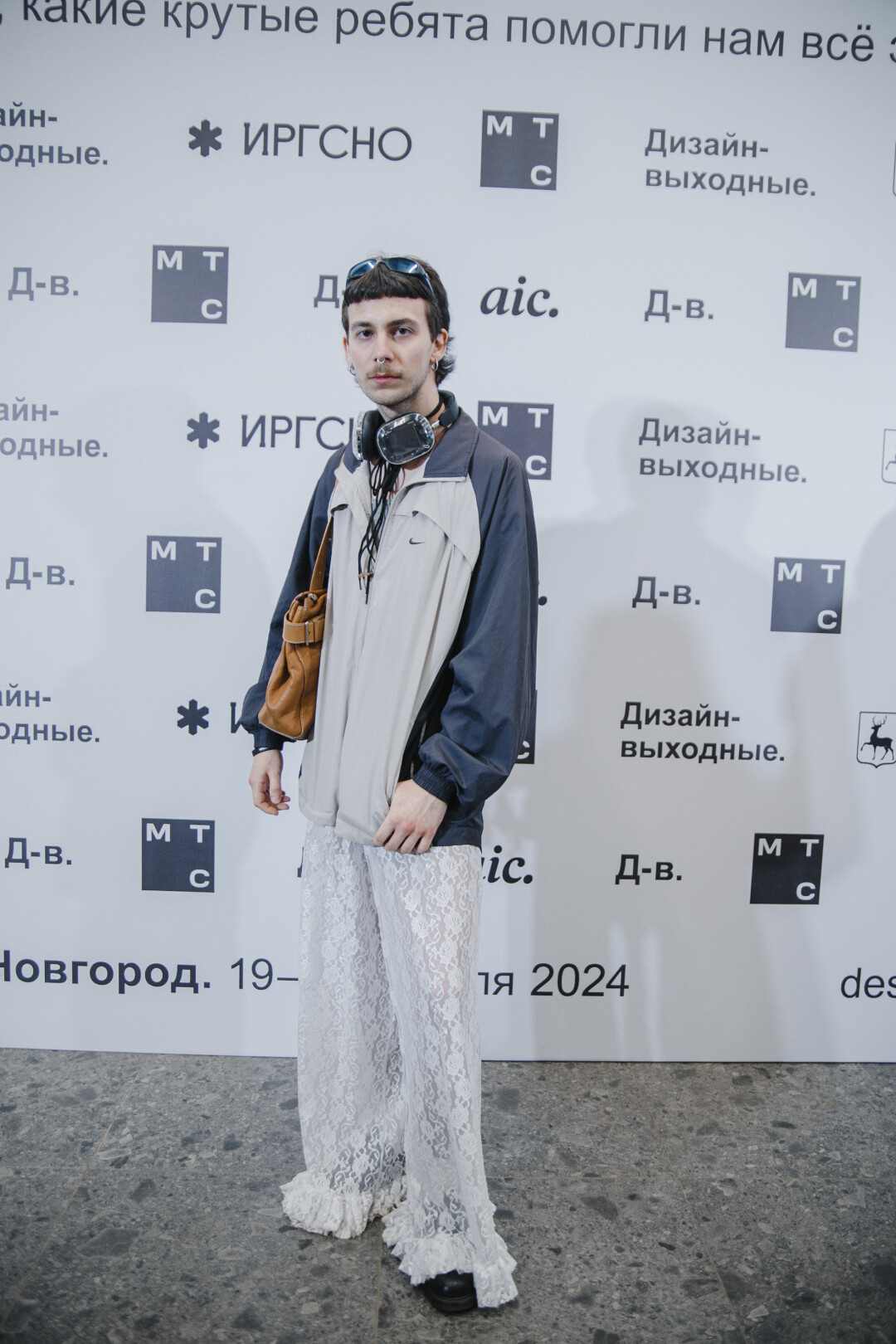 На Илье: очки брата сына любовника маминой подруги, ветровка мамы подруги, майка и сумка из питерского секонд-хенда «Добро», штаны Y1, ботинки винтаж