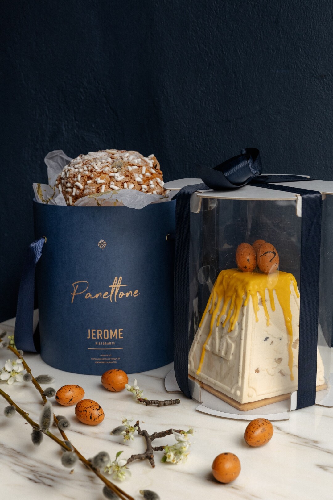 Jerome Пекут Panettone Classico на твердой закваске Lievito Madre и добавляют цукаты лимона, апельсина, изюм, ваниль, португальский портвейн, духи для