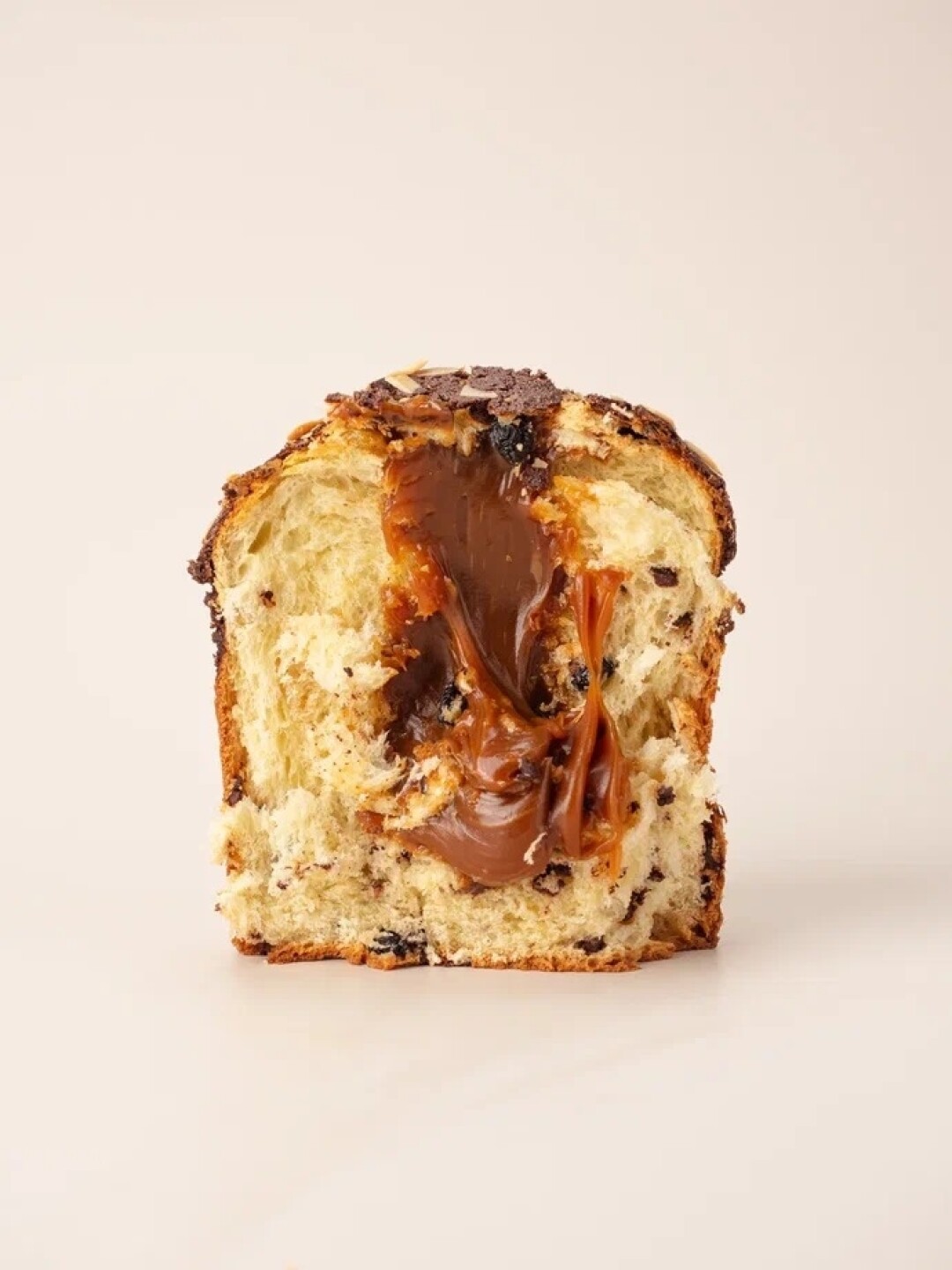 Cake me tender Куличи с максимальным количеством начинки. Есть шоколадный с изюмом и соленой карамелью, цитрусовый с лимонным кремом, со вкусом матча