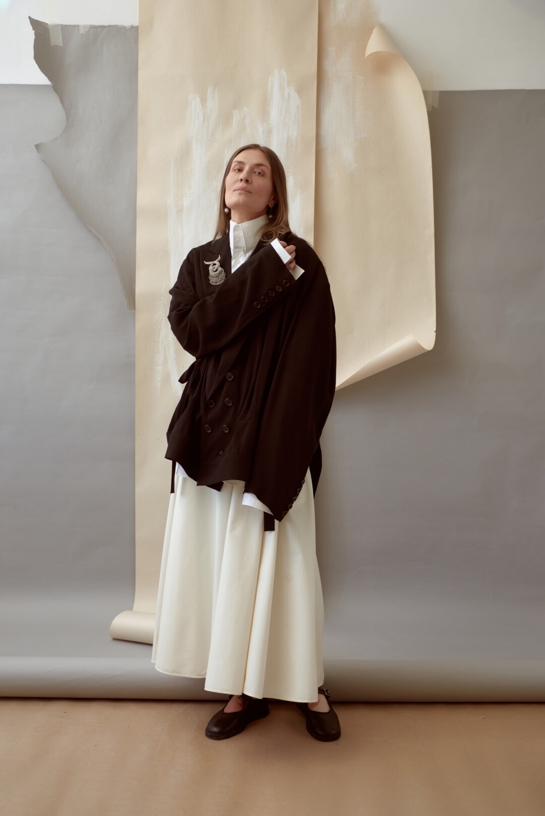 Пиджак Yohji Yamamoto, брошь Balenciaga edition, рубашка Vivienne Westwood, юбка Maison Margiela, колготы Kenzo, обувь Homies