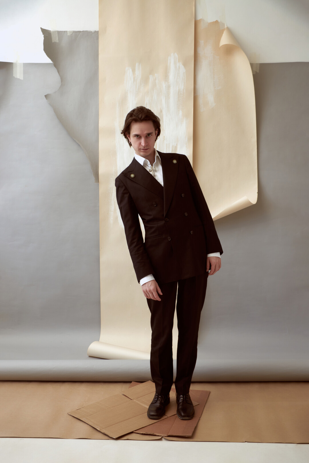 Костюм Suitsupply, рубашка Kanzler, обувь Chester, крест Old Baby Vintage