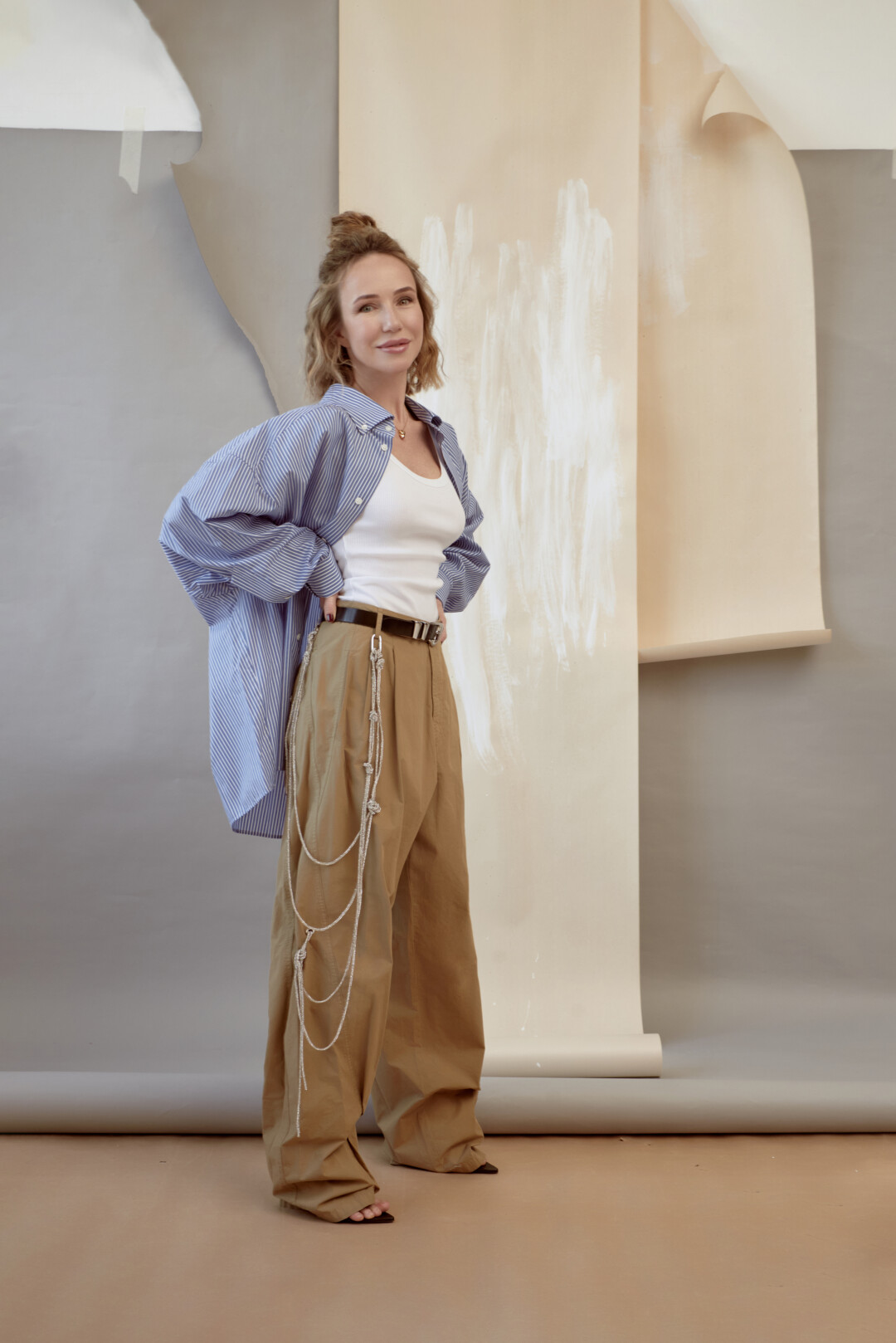 Рубашка, топ, брюки и ремень Dark Park, босоножки Alevi