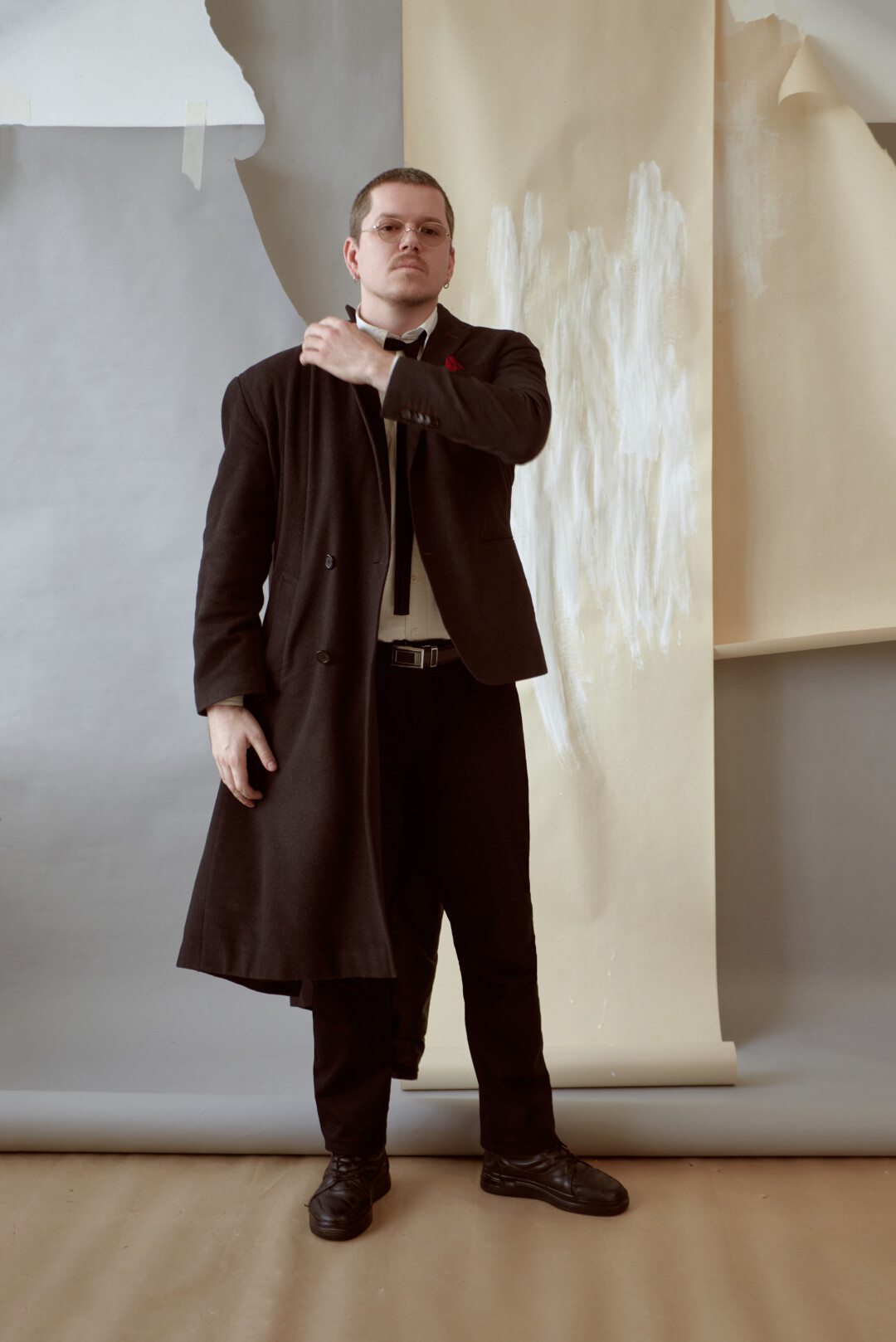 Брюки Element, рубашка Cotonfield, галстук на заказ, пиджак Gentiluomo, пальто Paolo Negrato, очки Oliver People's, обувь Tendance