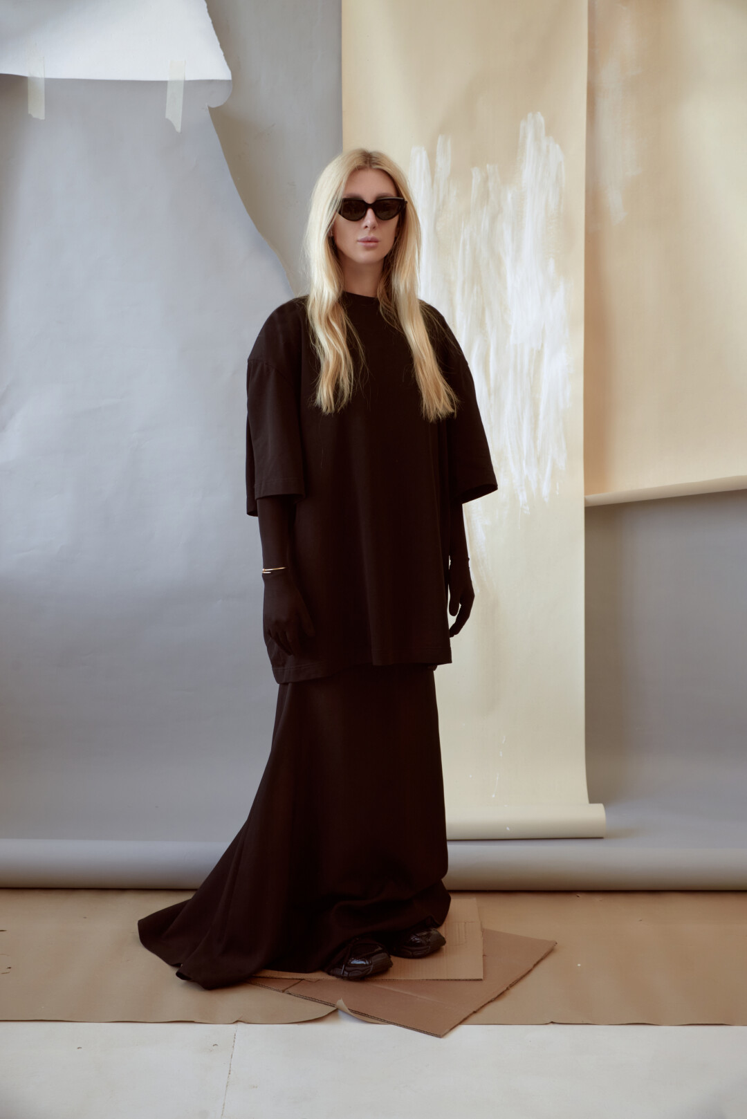 Футболка и перчатки Gupauler, юбка Osoka, очки и обувь Balenciaga, украшения Cartier