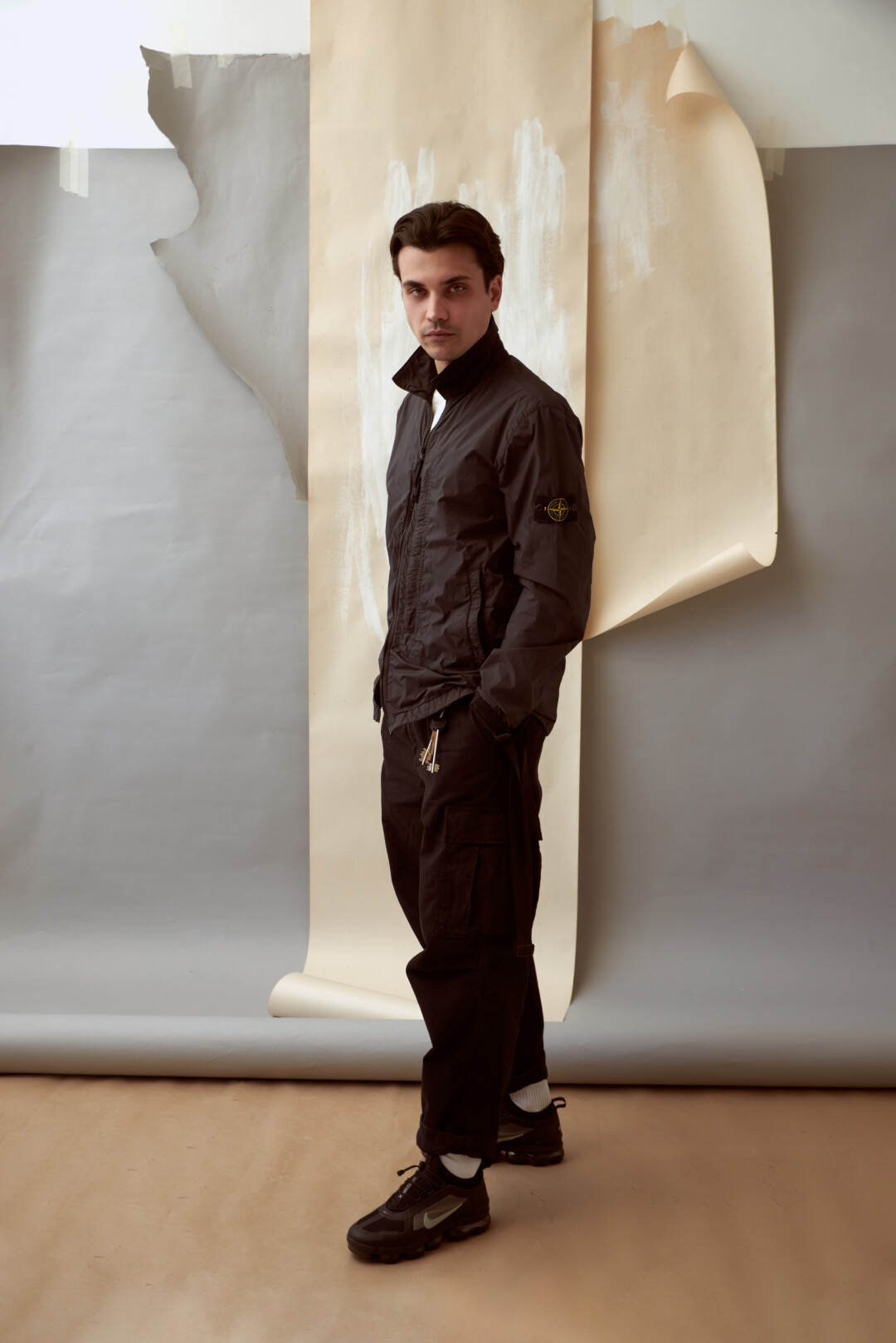 Куртка Stone Island, лонгслив Gramicci, брюки Carhartt, обувь Nike