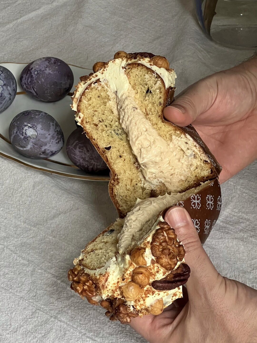 «Футура» Куличи со сливочным карамельным кремом, внутри которых белый шоколад и изюм, а сверху — крем на основе сливочного сыра и орехи: пекан