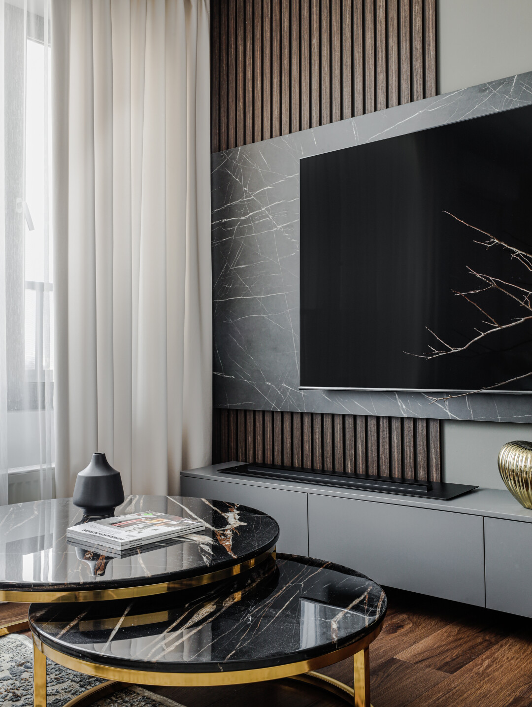 Все текстильное оформление окон в проекте взяли на себя Lalan Textile