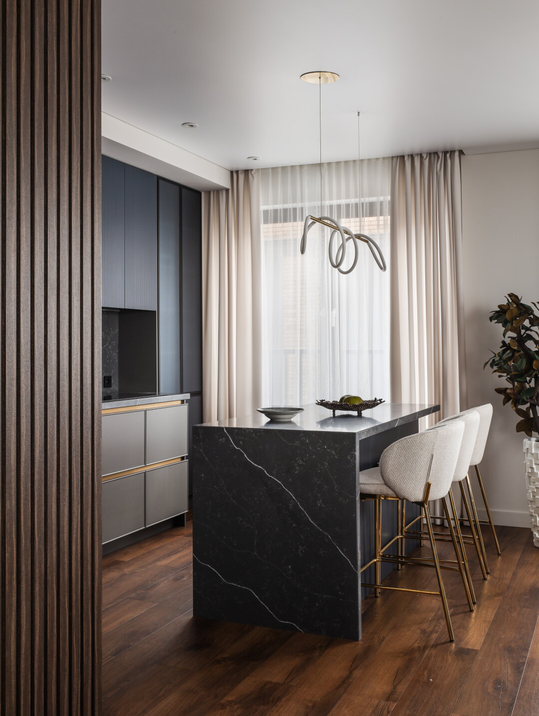 Люстры, светильники необычной формы для проекта подобрали в салоне Mir Sveta Proekt