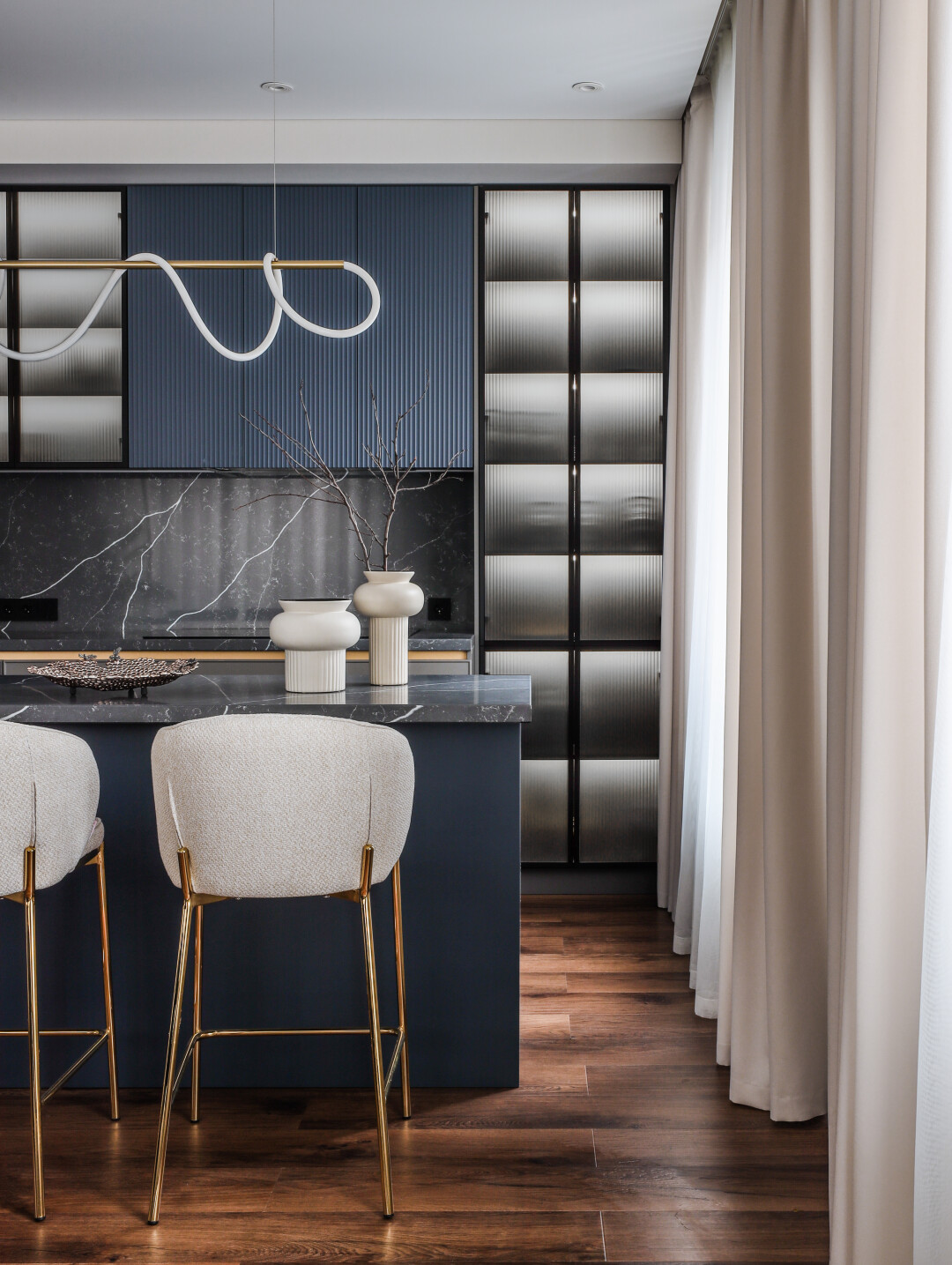 В качестве напольного покрытия в квартире использовали кварцвинил с реалистичным принтом натурального дерева от салона Hermitage