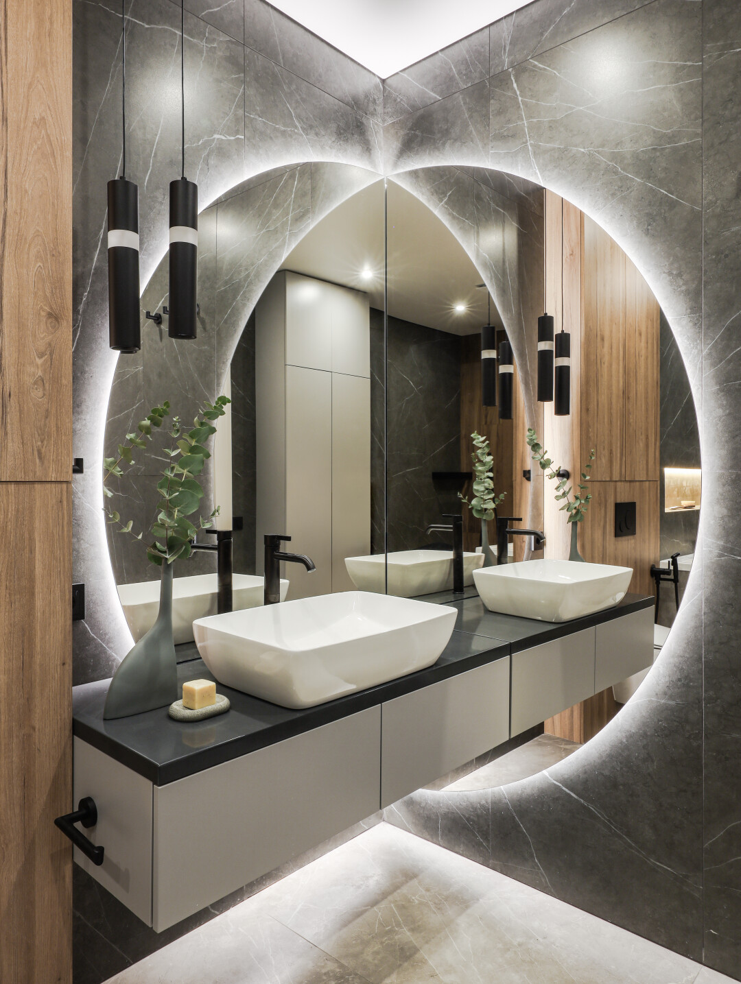 Оснащением санузлов сантехникой занималась команда салона Hermitage.