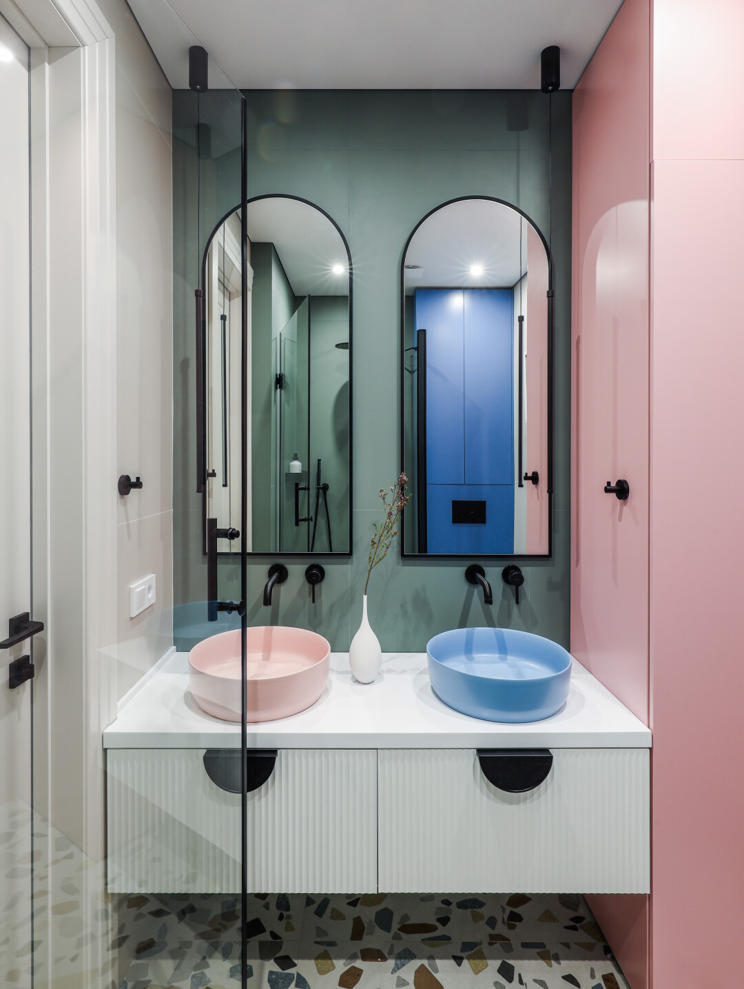 Для санузлов в Hermitage приобрели крупноформатный матовый керамогранит толщиной 6 мм.