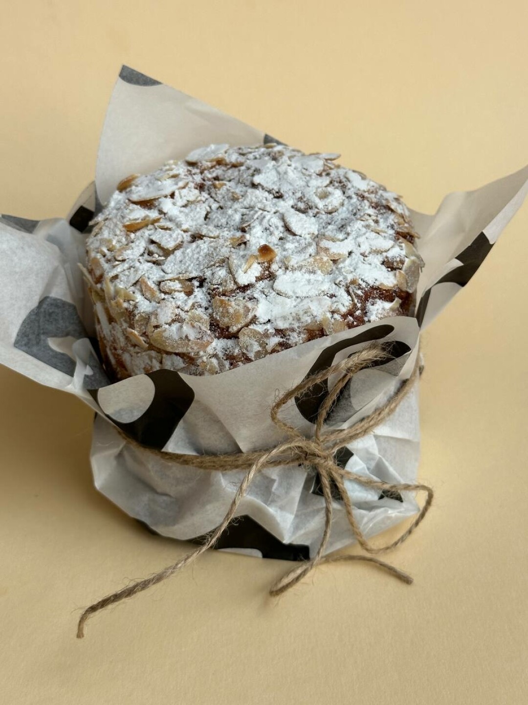 Классический кулич с посыпкой из миндальных лепестков в «Брэдбери»