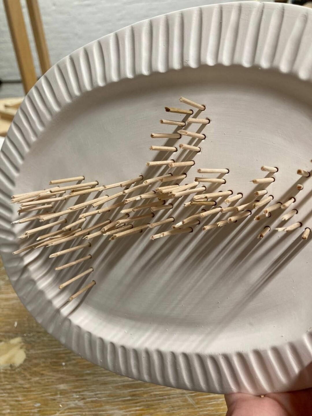 Работа Оксаны Афанасьевой ​​​​​​перед глазуровкой. В отверстия воткнуты зубочистки, чтобы в них не попала глазурь.