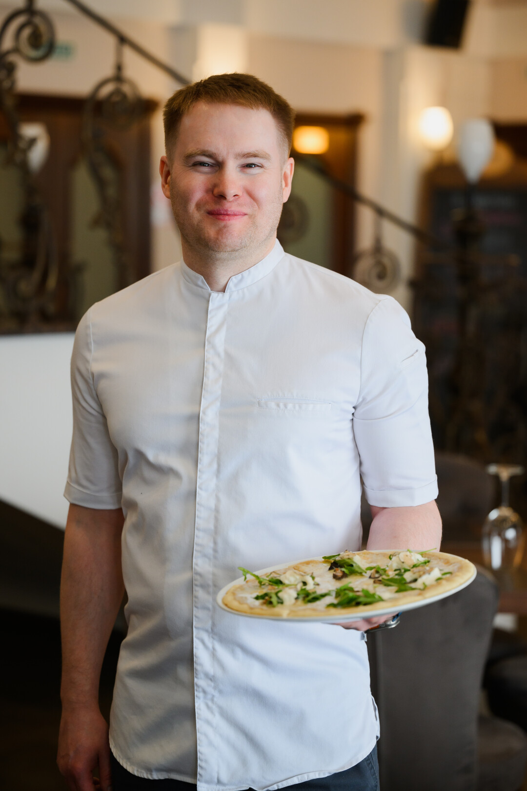 Шеф-повар La Bottega предлагает сливочную пиццу с пекорино, сморчками и черным трюфелем